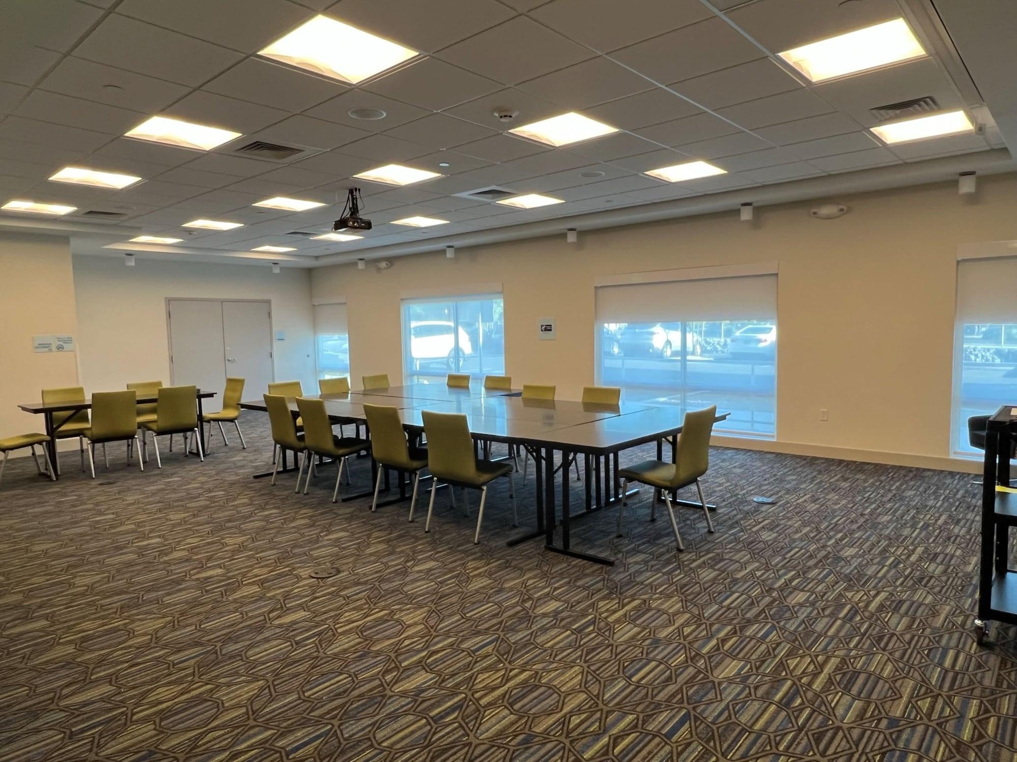 Sala de Reuniones Holiday Inn Express and Suites Ukiah by IHG