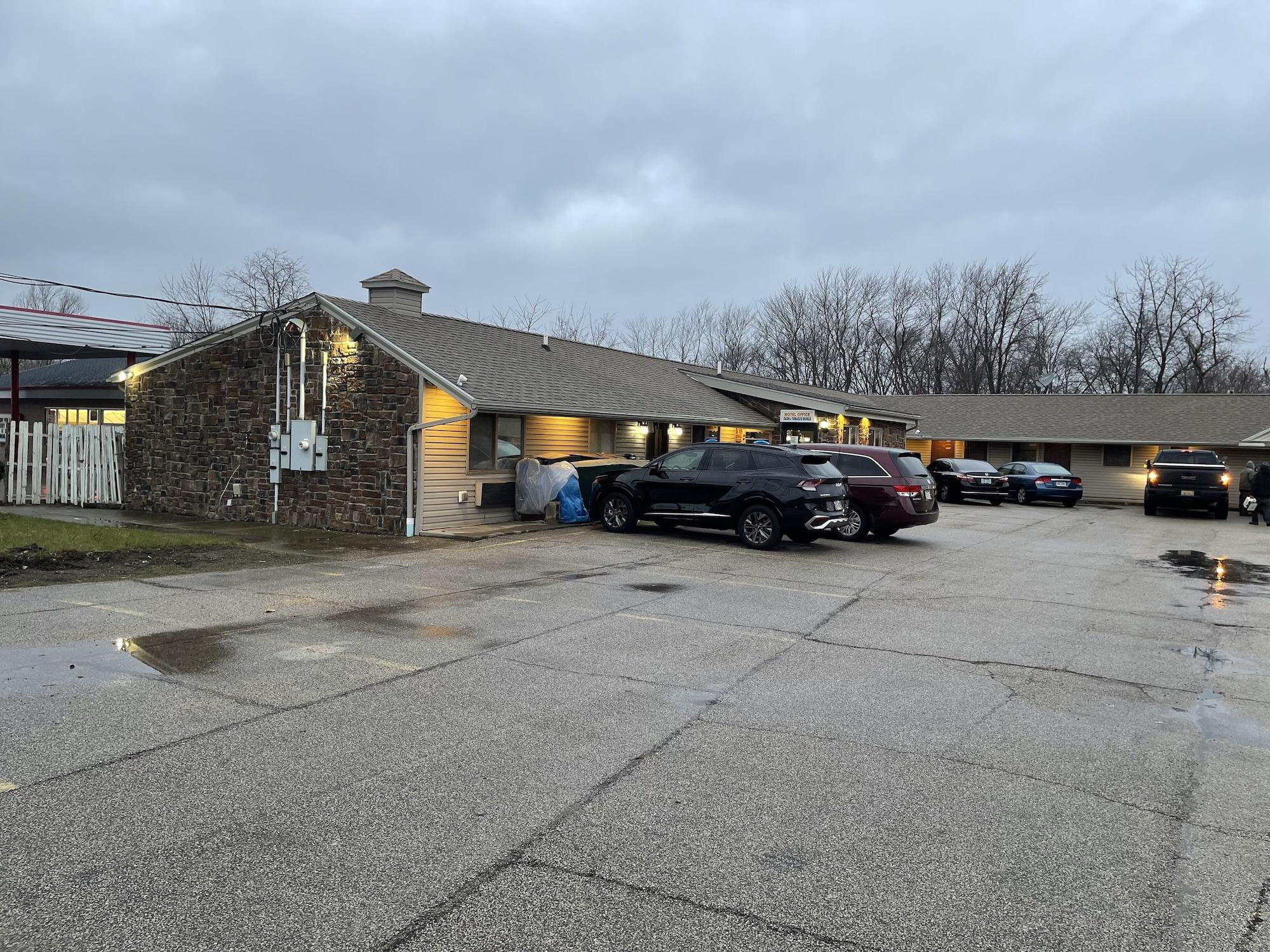 Vista Exterior Economy Inn And Suites Ashtabula