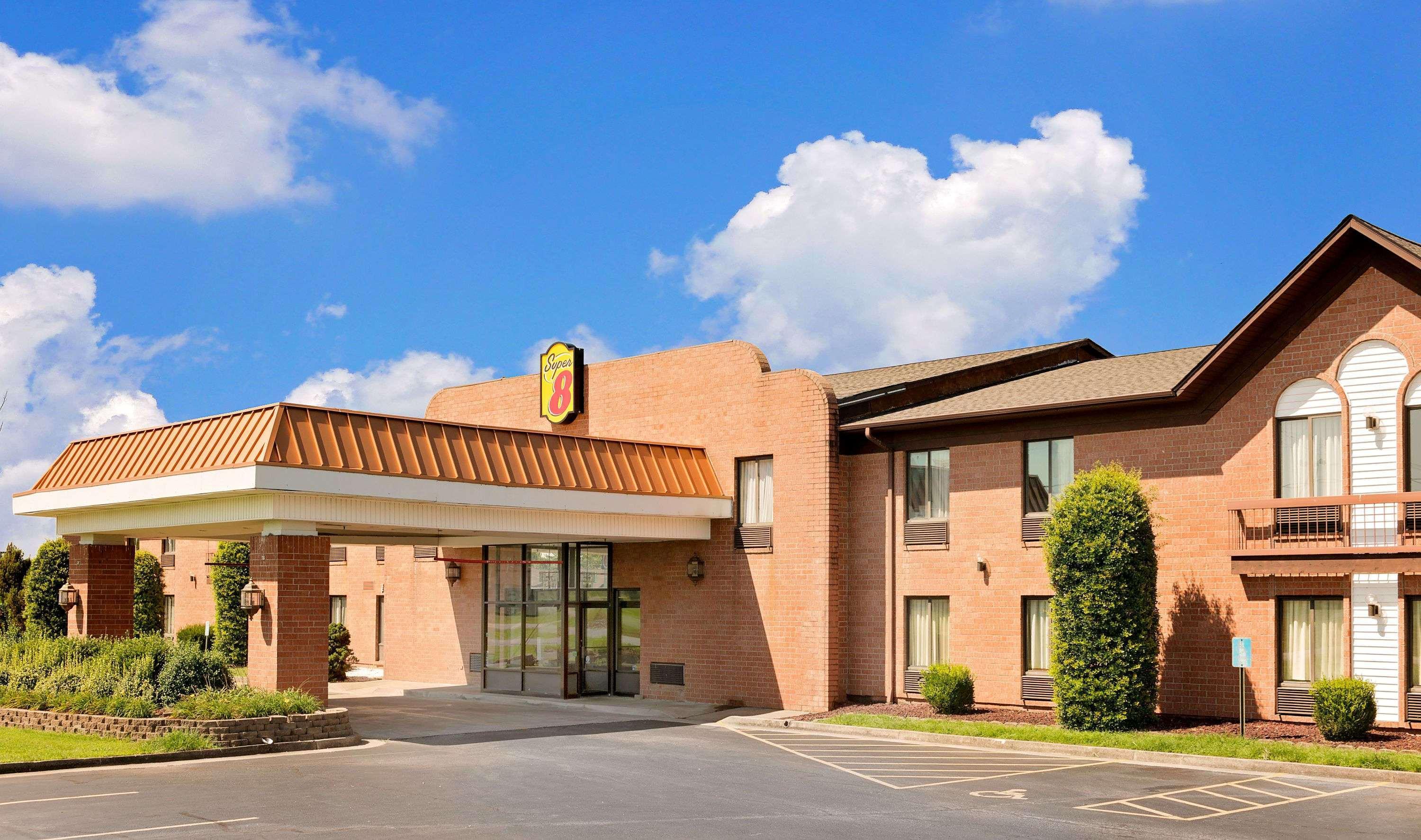 Vista Exterior Super 8 by Wyndham Metropolis