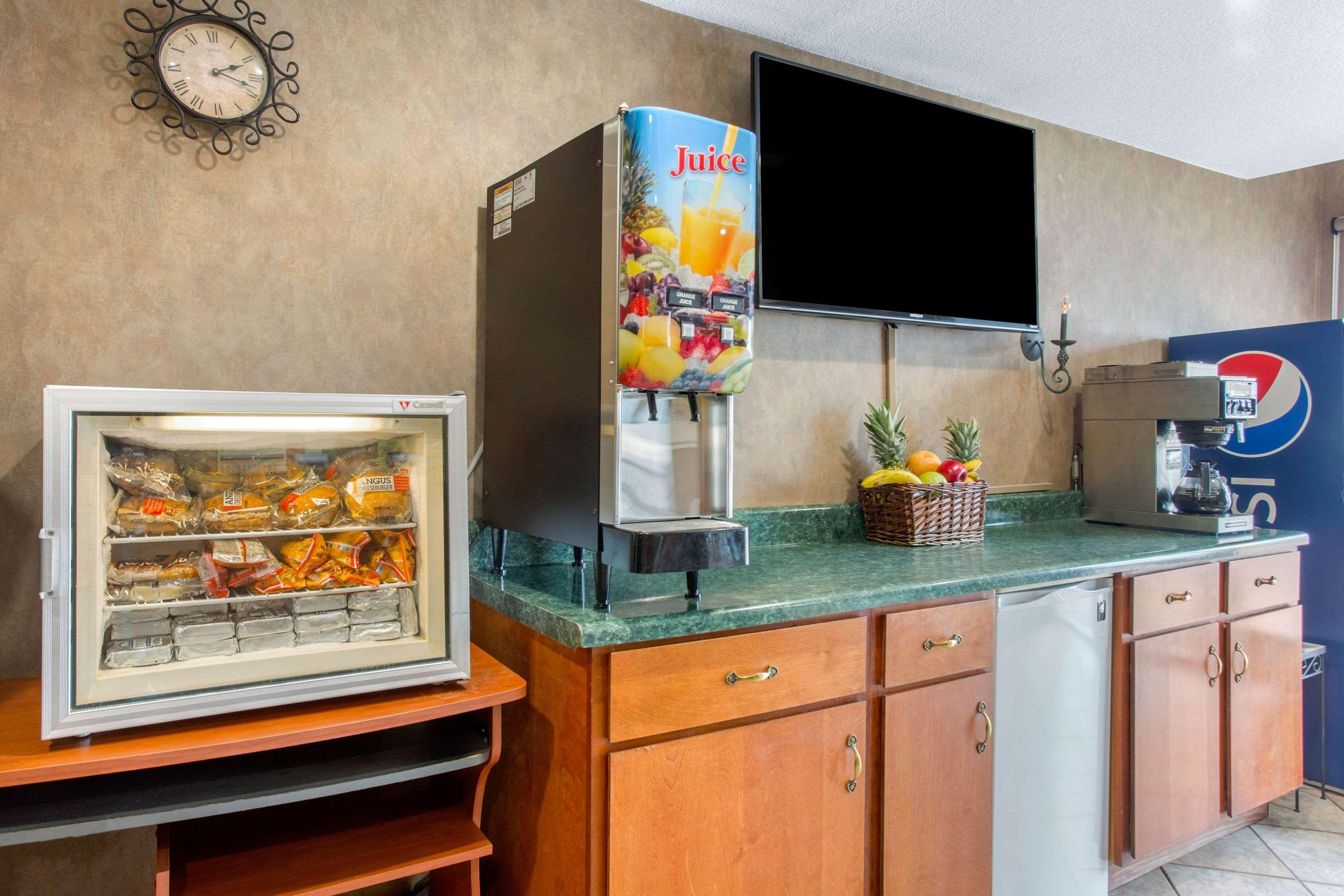 Restaurant Rodeway Inn & Suites near Outlet Mall - Asheville