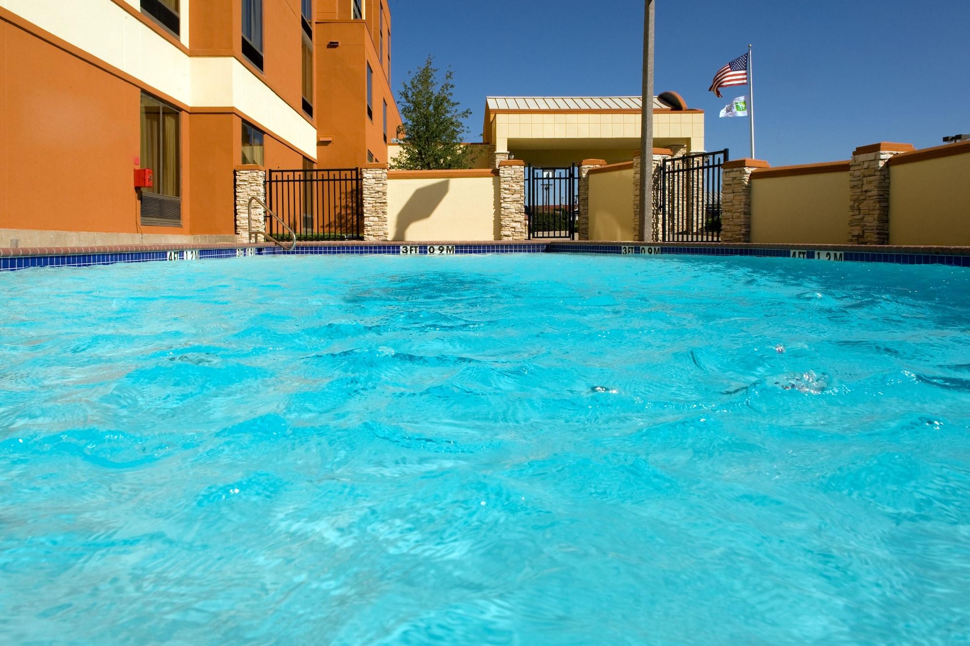 Vista Piscina Holiday Inn Express Hotel & Suites DFW Airport South by IHG