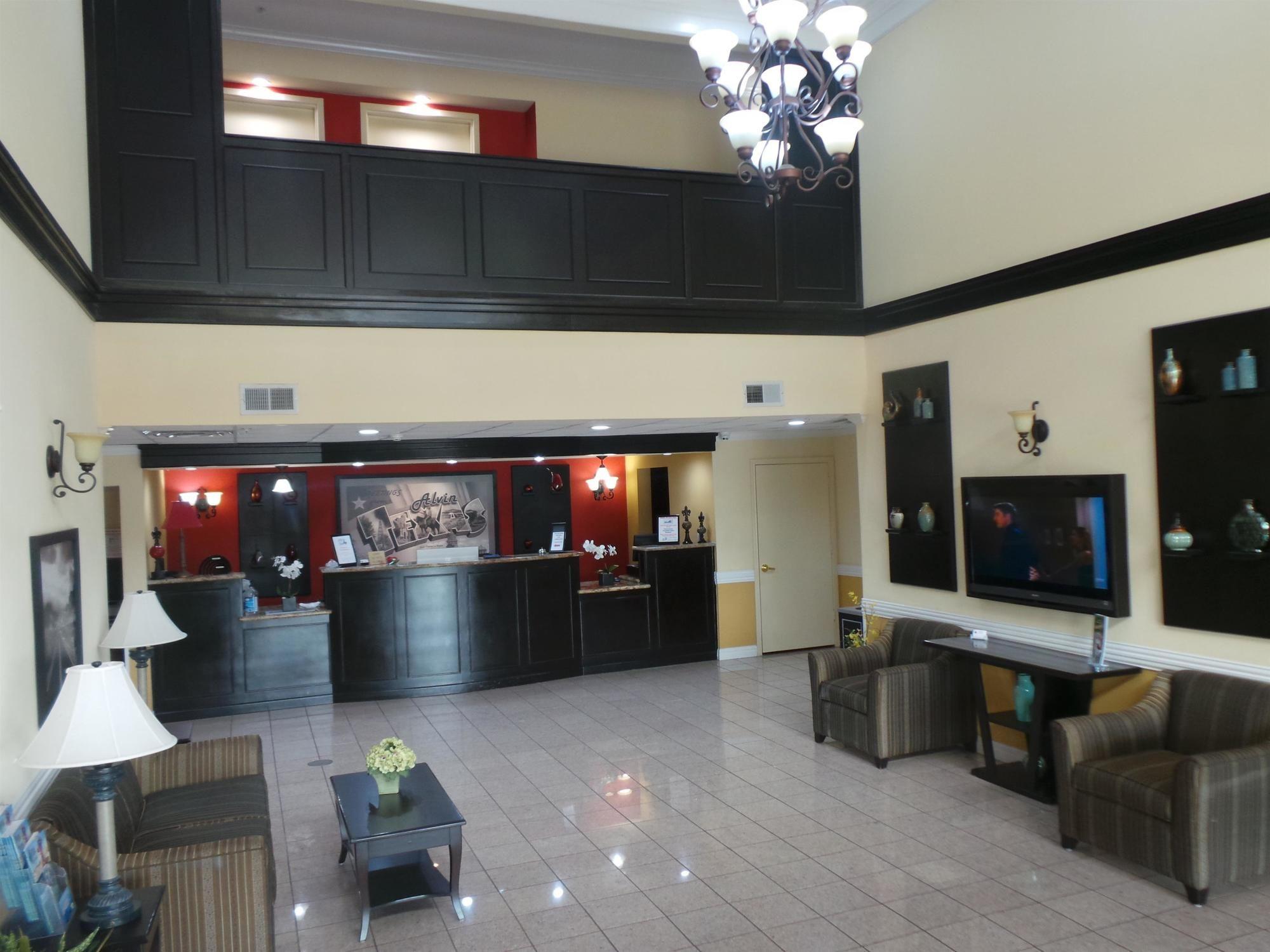 Vista Lobby SureStay Plus Hotel by Best Western Alvin