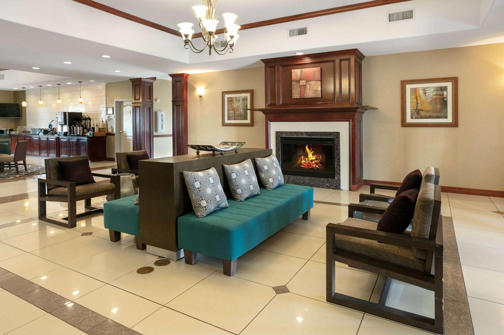 Vista Lobby La Quinta Inn & Suites by Wyndham Lindale
