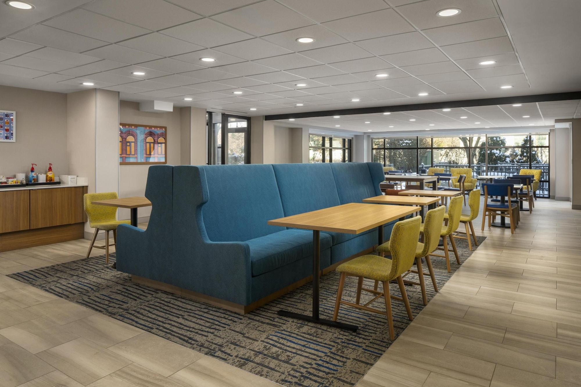 Vista Lobby Hampton Inn by Hilton York