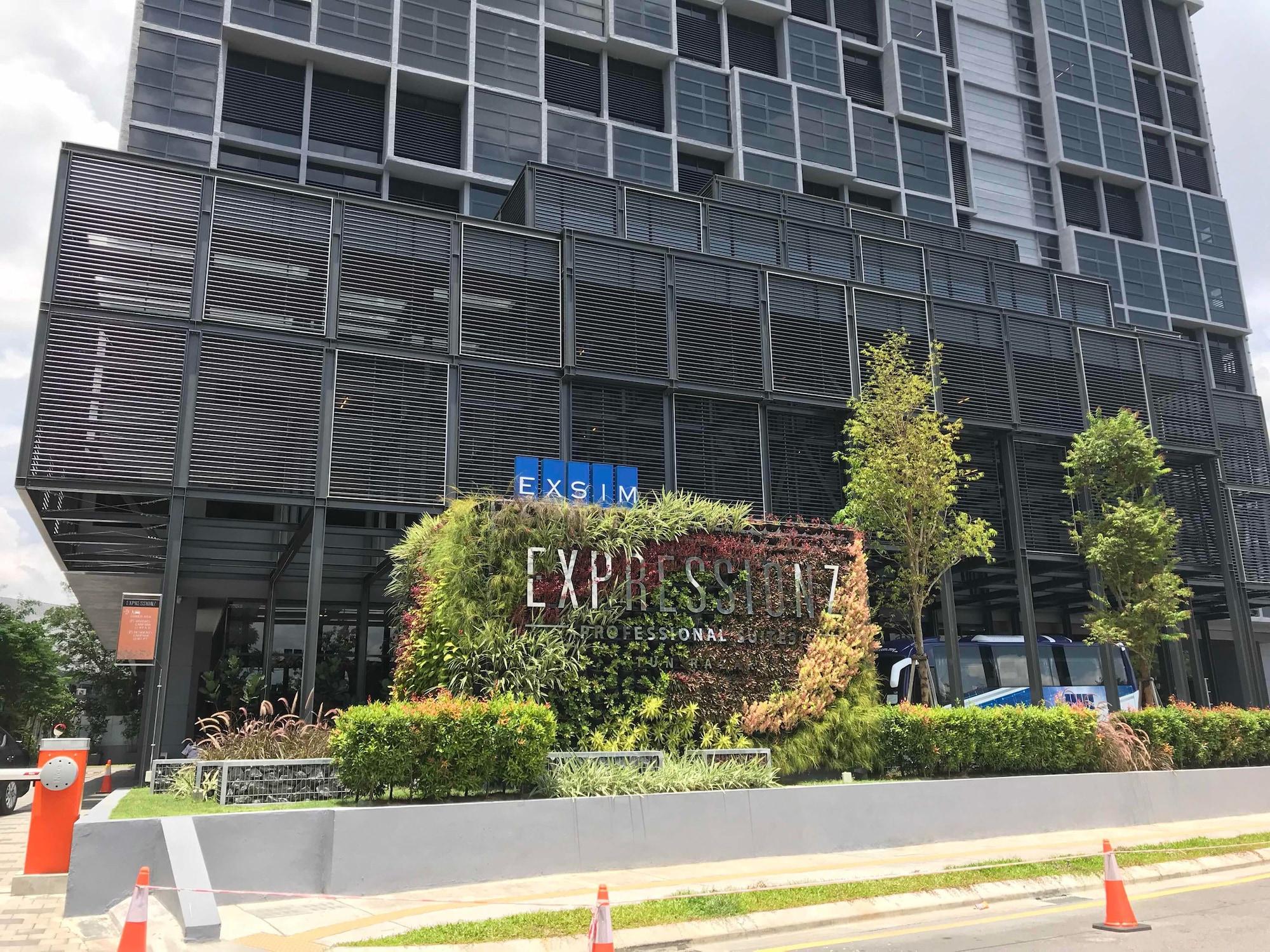 Vista Exterior Expressionz Professional Suites by Kelvin