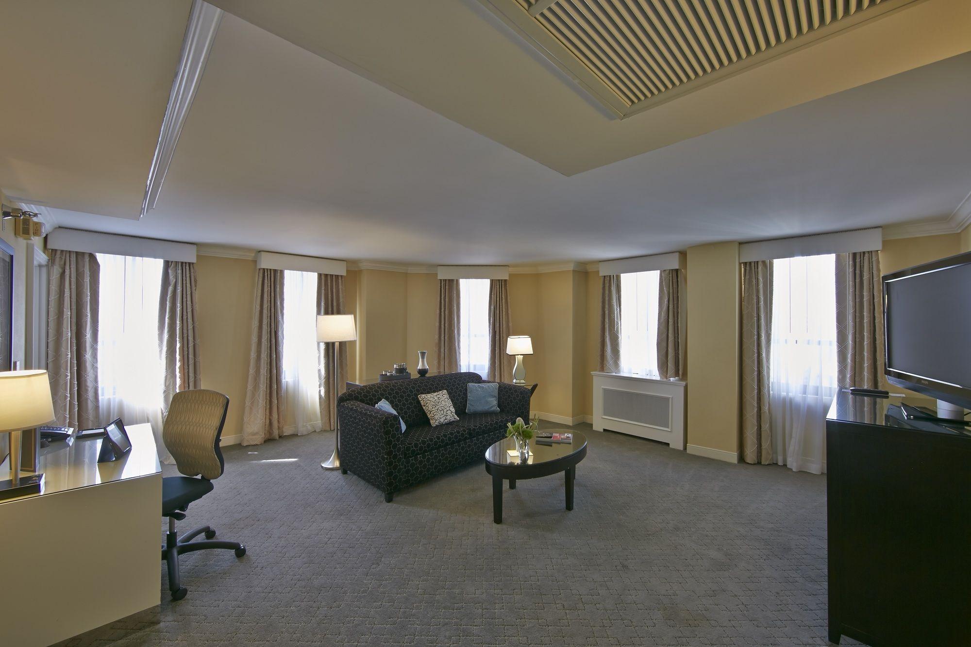 Guest room amenity Warwick Allerton Hotel