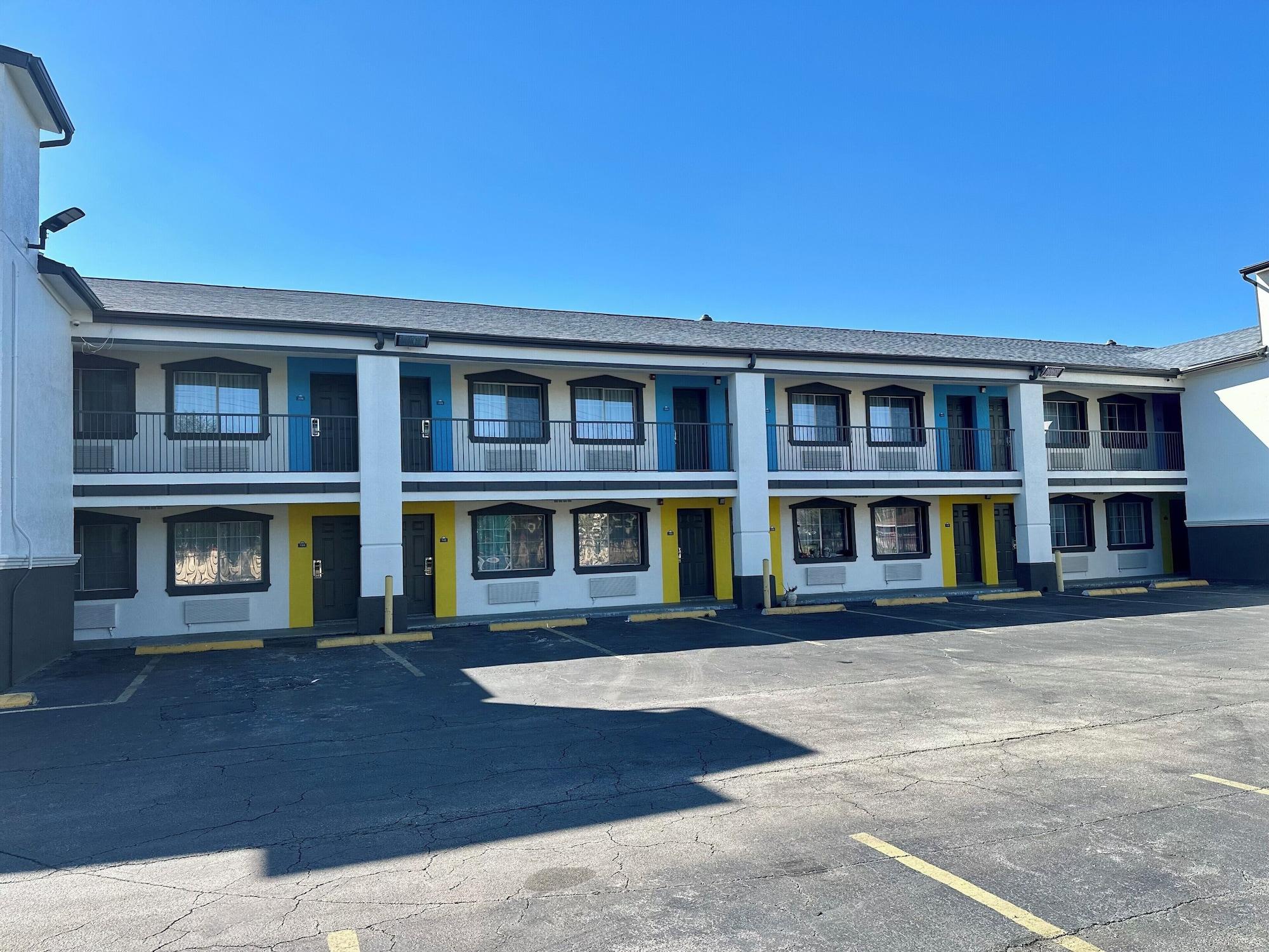 Vista Exterior Days Inn by Wyndham Houston East