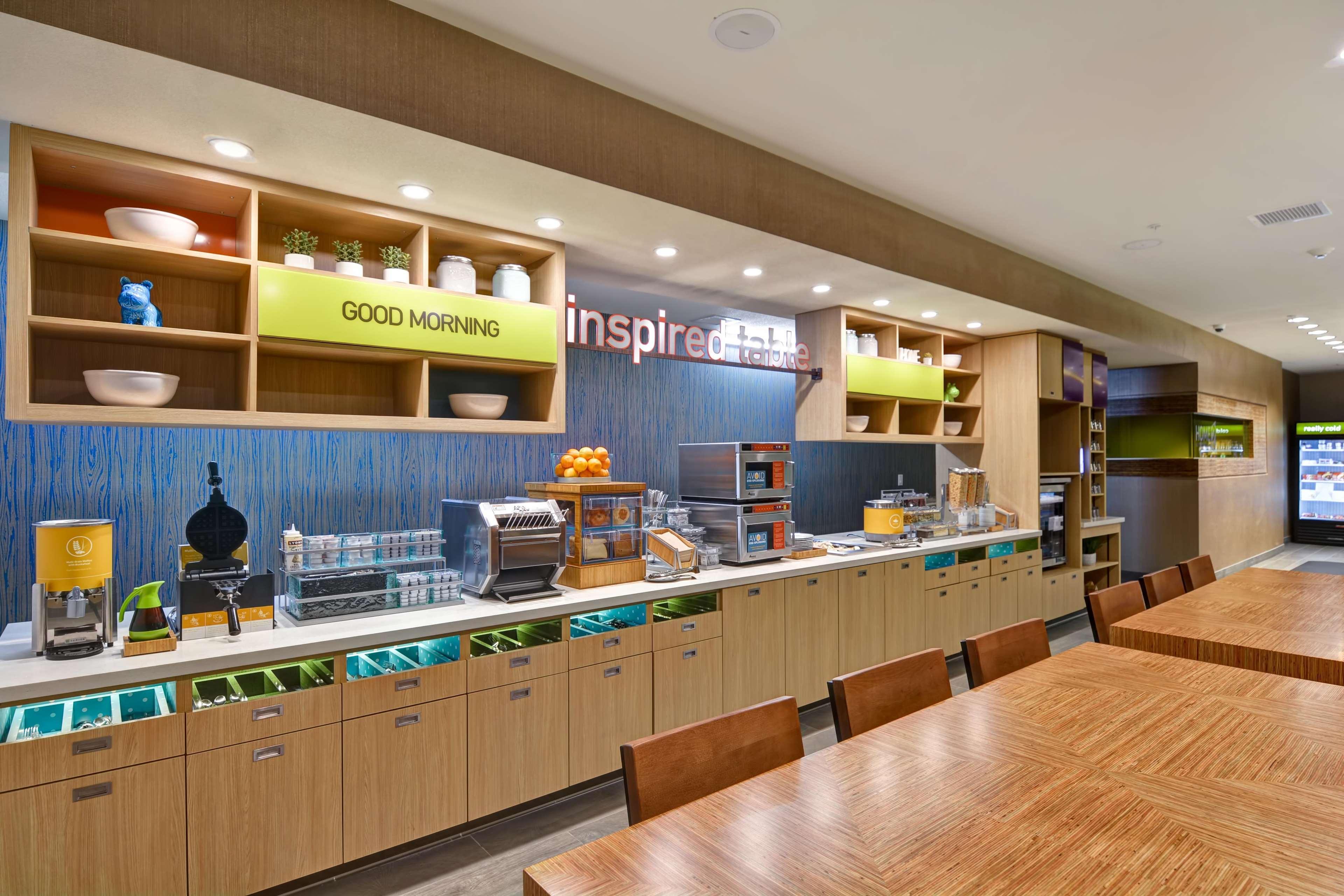 Restaurant Home2 Suites by Hilton Palmdale, CA