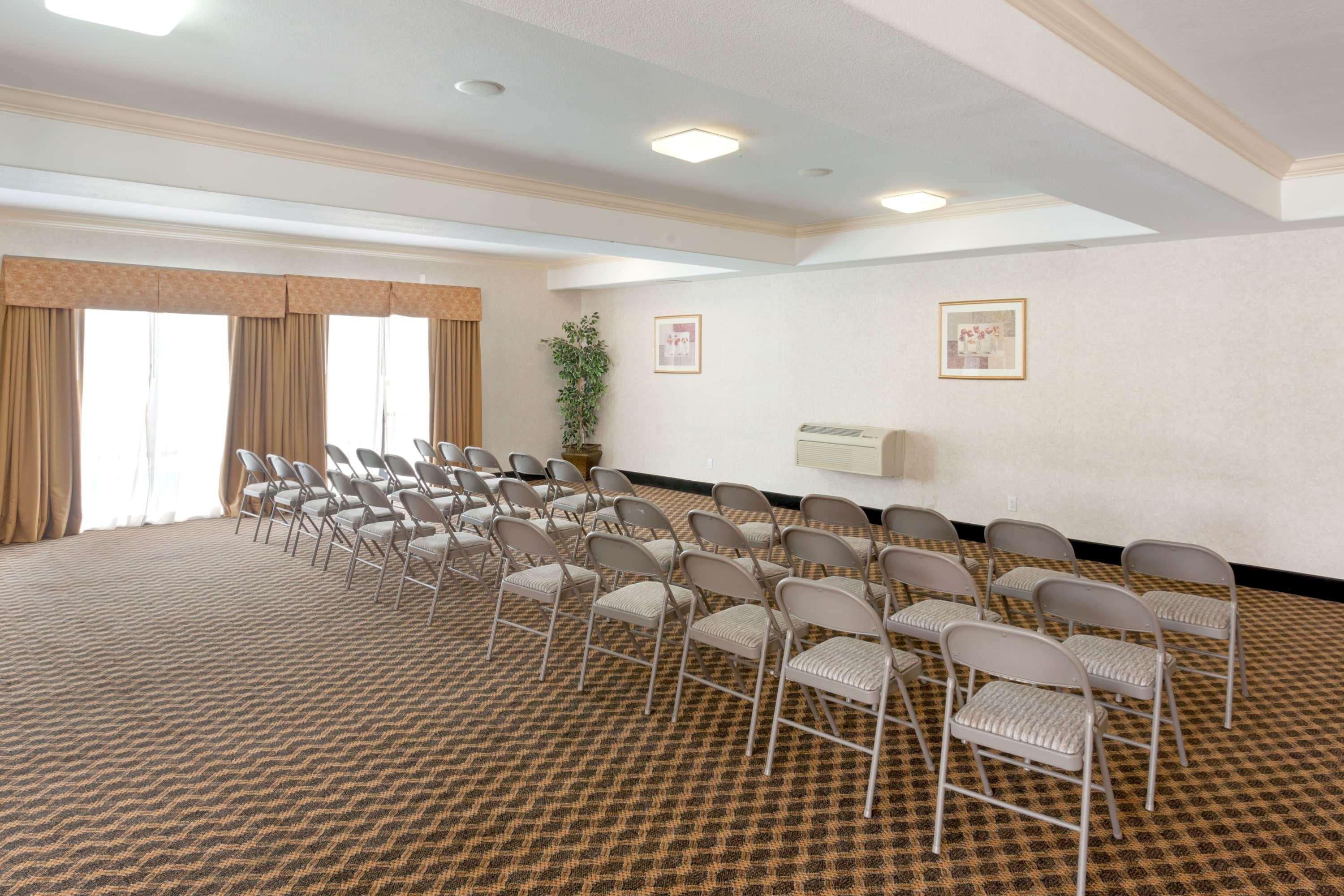 Sala de Reuniones Howard Johnson Hotel & Suites by Wyndham Pico Rivera