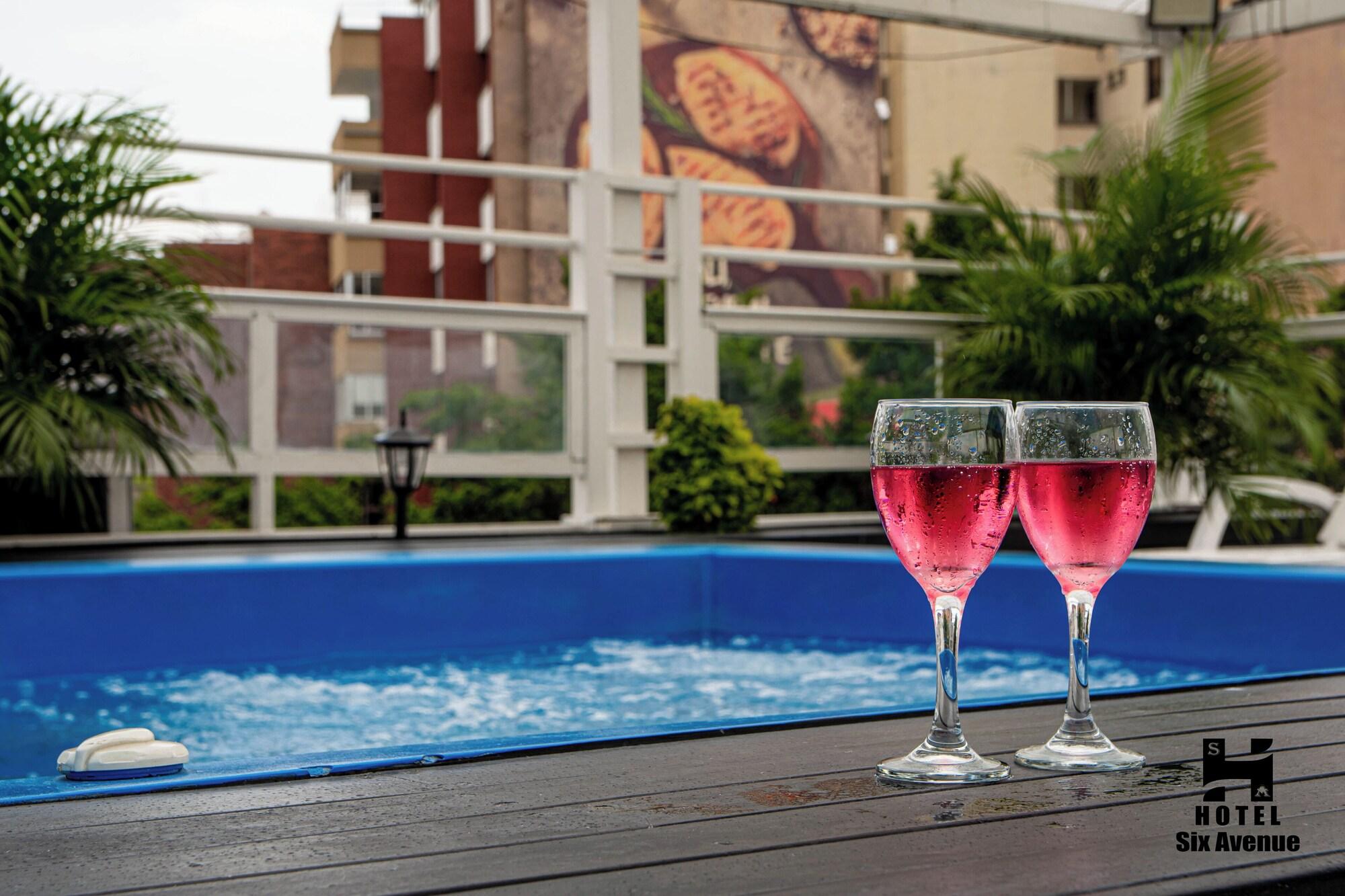 Vista Piscina HOTEL SIX AVENUE