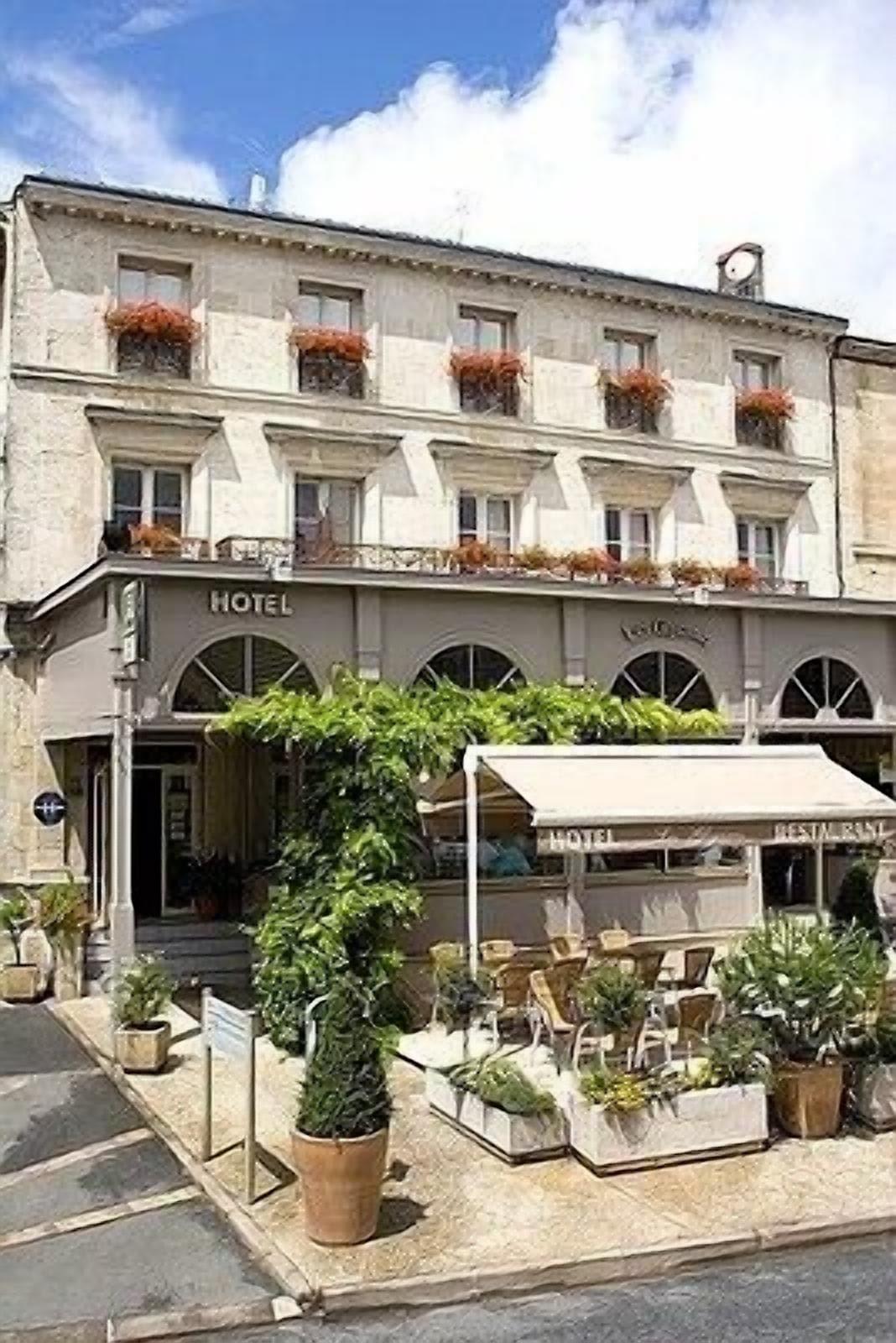 Varios Hôtel les Glycines