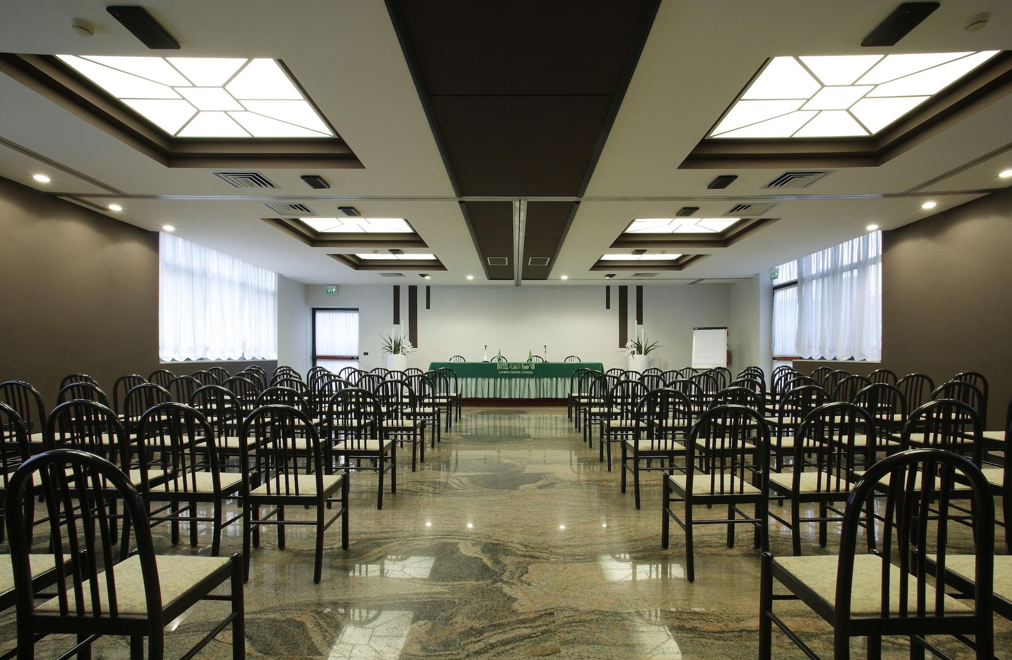 Sala de Reuniones Hotel Forte Del 48