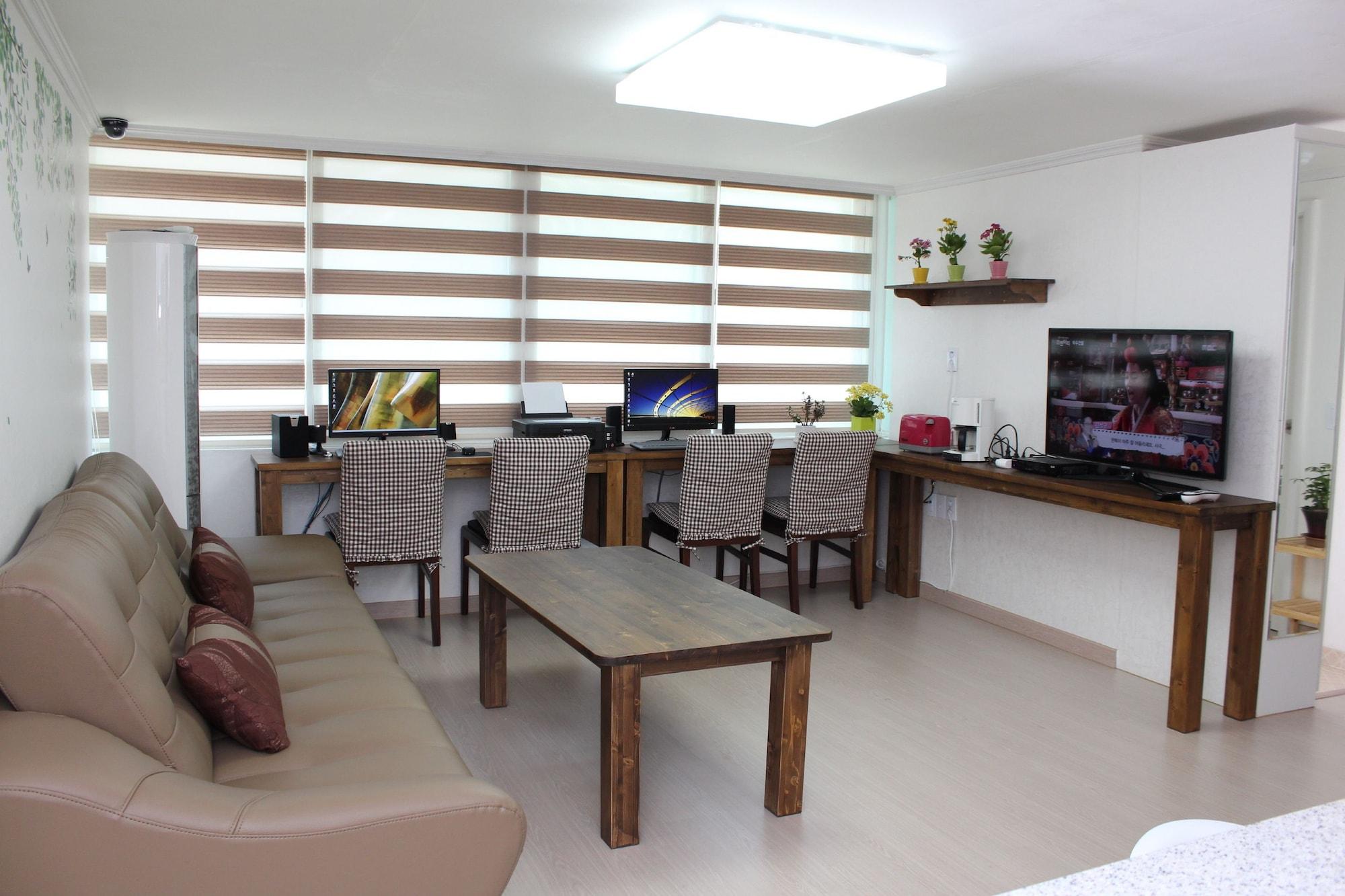 Varios Wow Hills Guest House