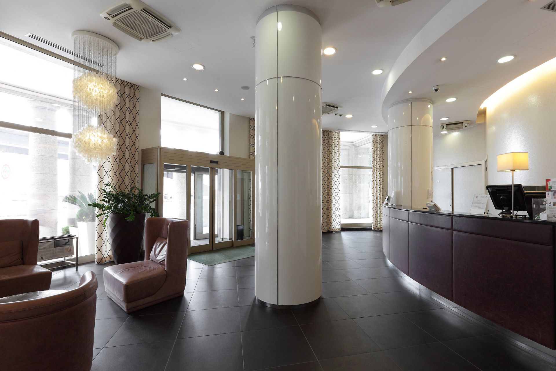 Vista Lobby Holiday Inn Genoa City by IHG