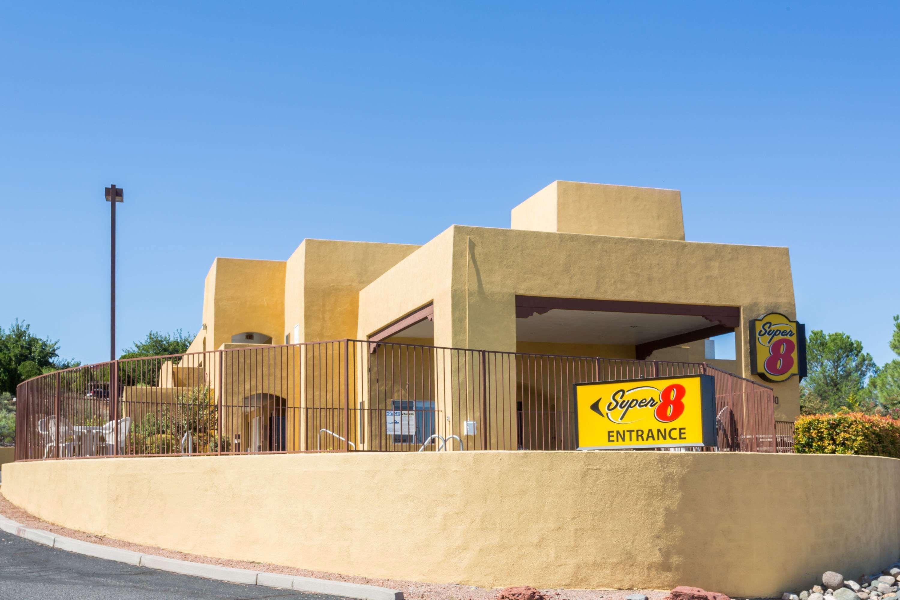 Vista Exterior Super 8 by Wyndham Cottonwood