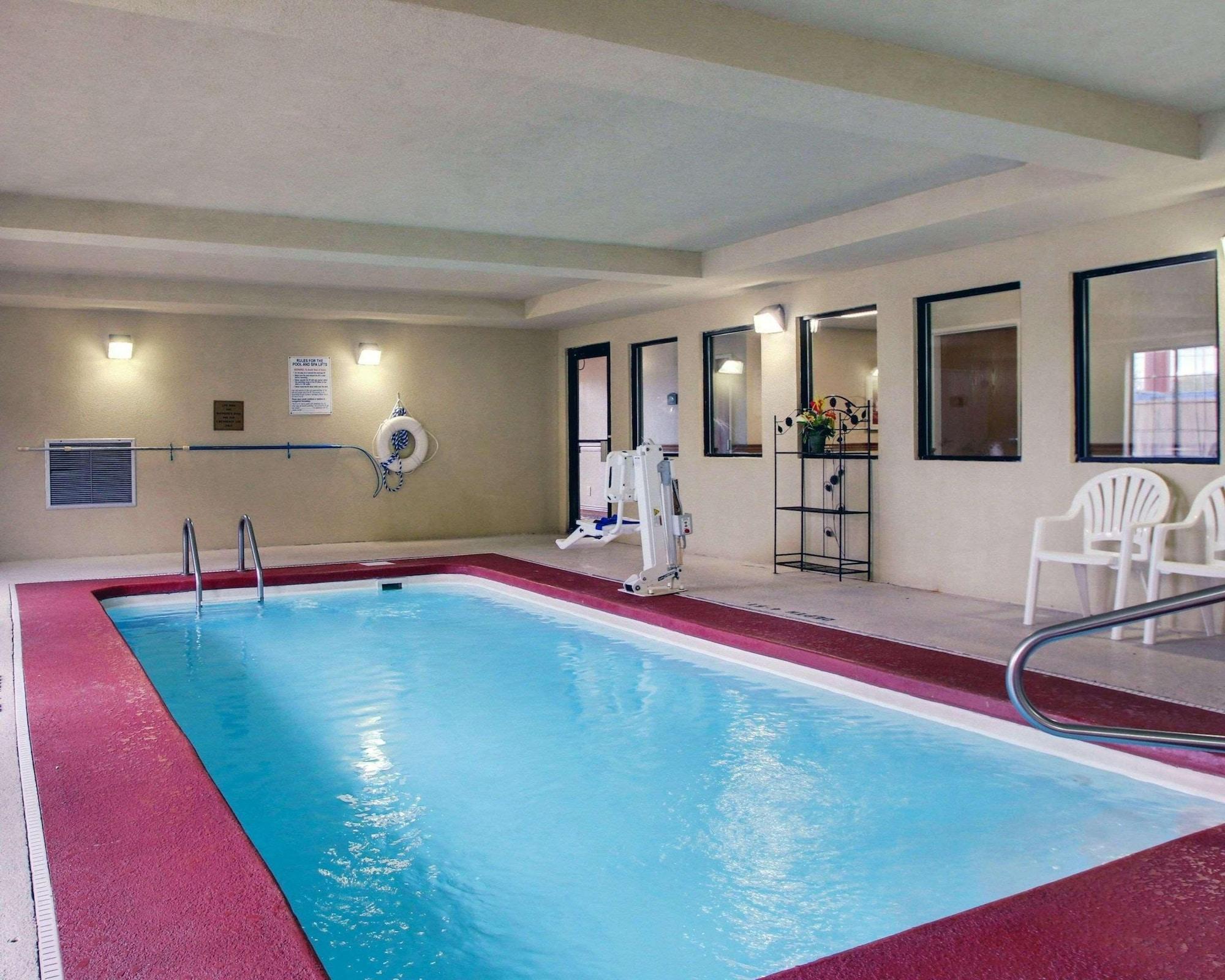 Vista Piscina Columbia Inn & Suites