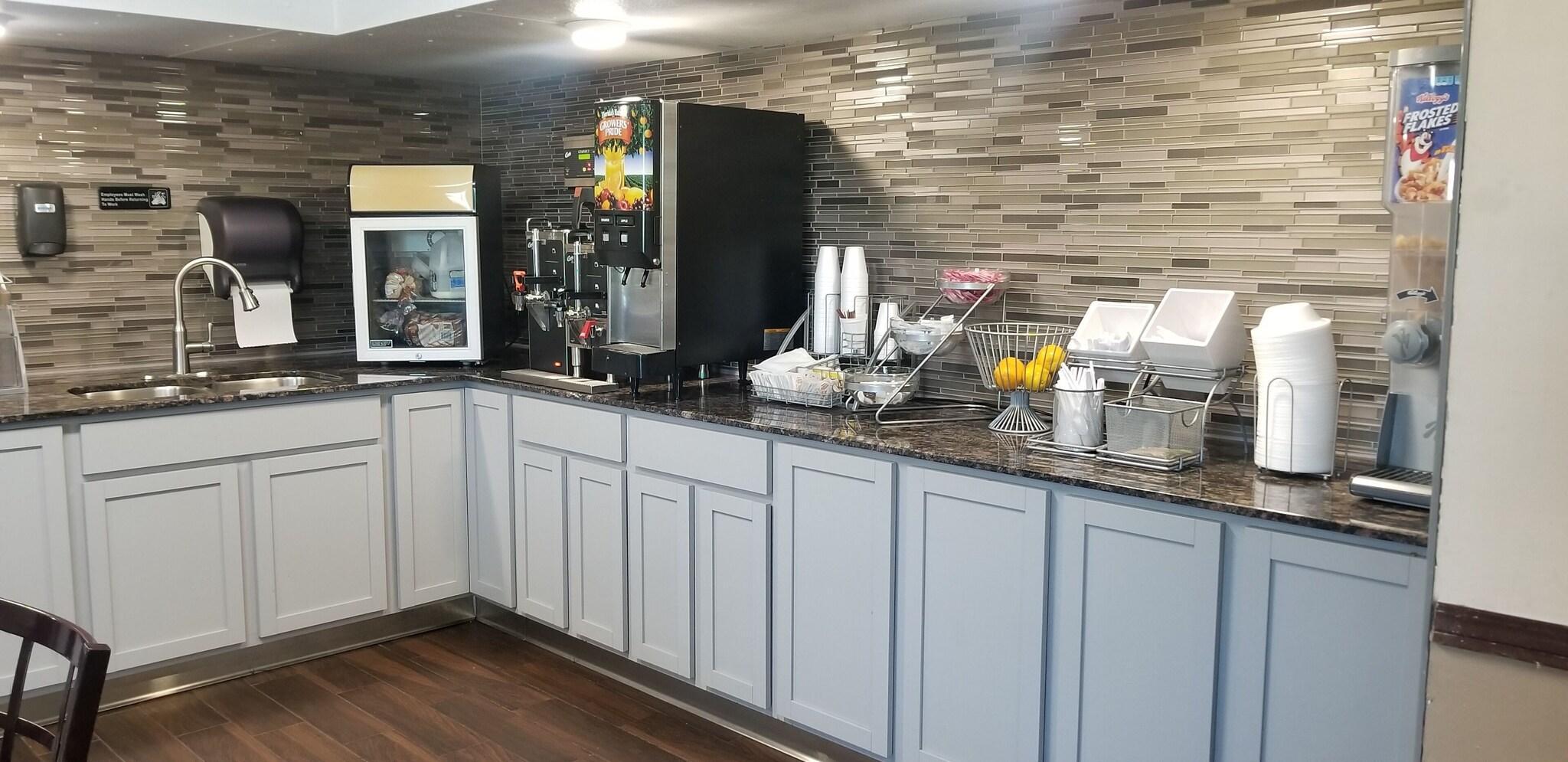 Restaurant Super 8 by Wyndham Brooklyn Center/MPLS