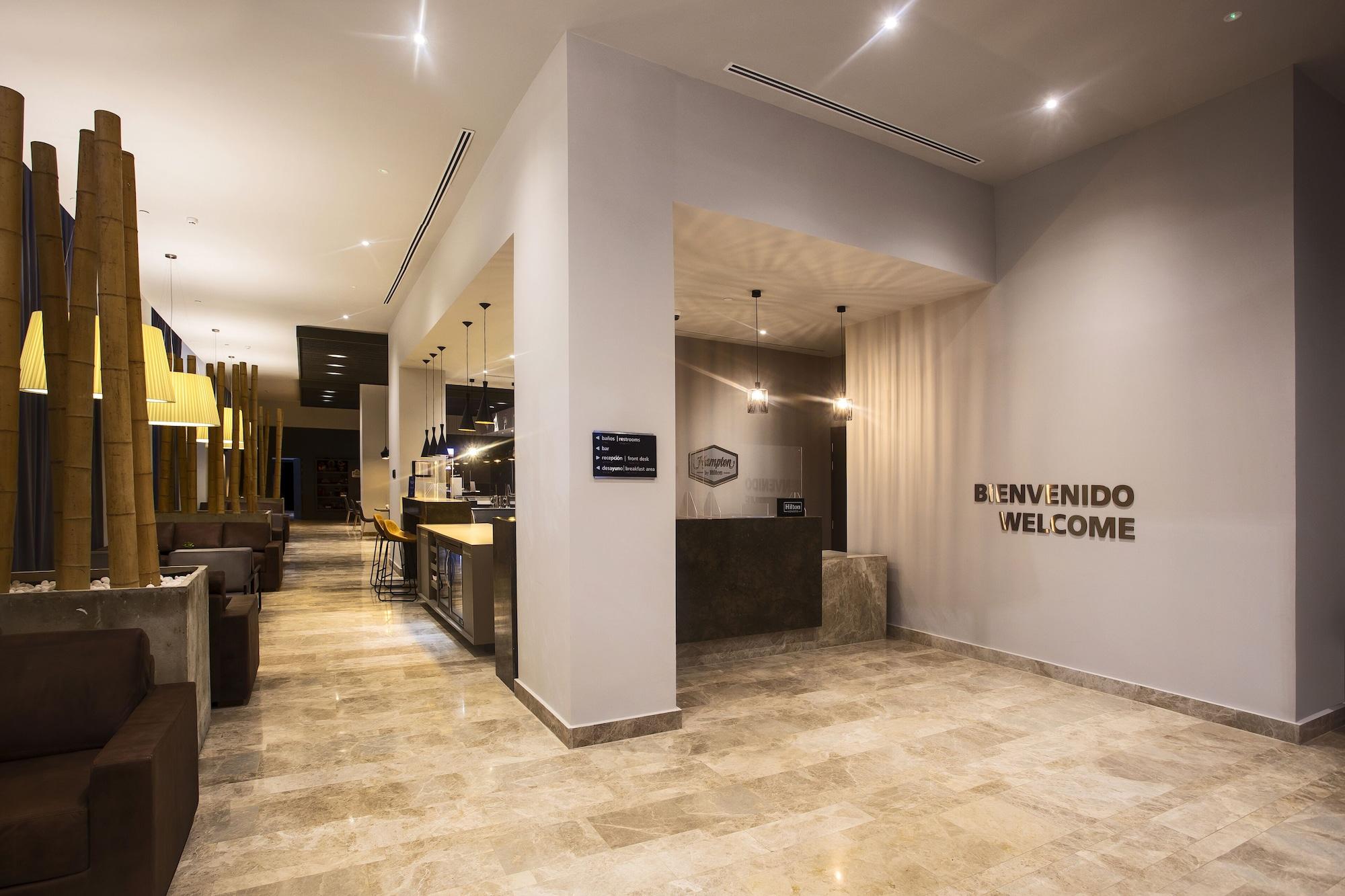 Vista Lobby Hampton by Hilton David