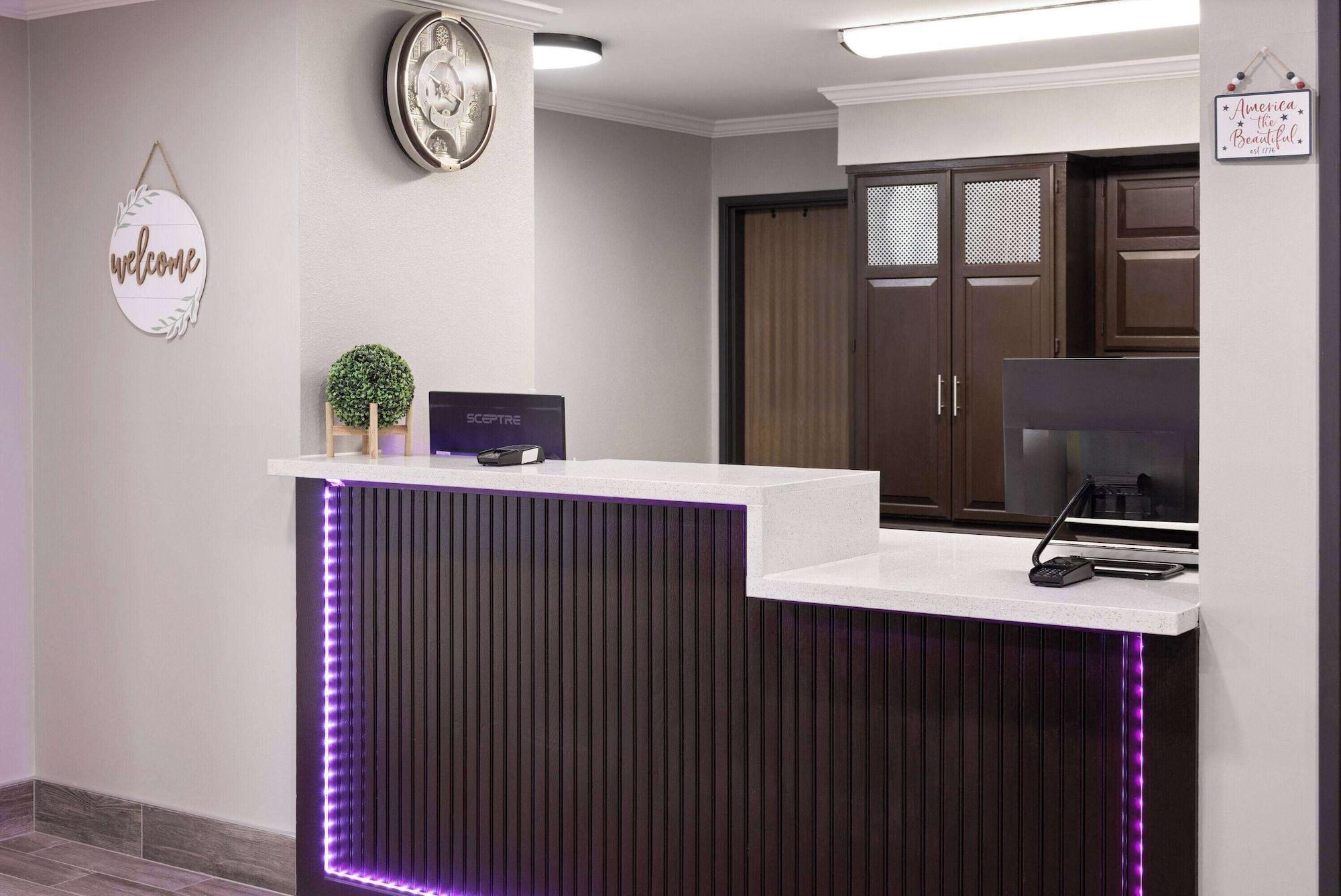 Vista Lobby Super 8 by Wyndham Burnham/Lewistown