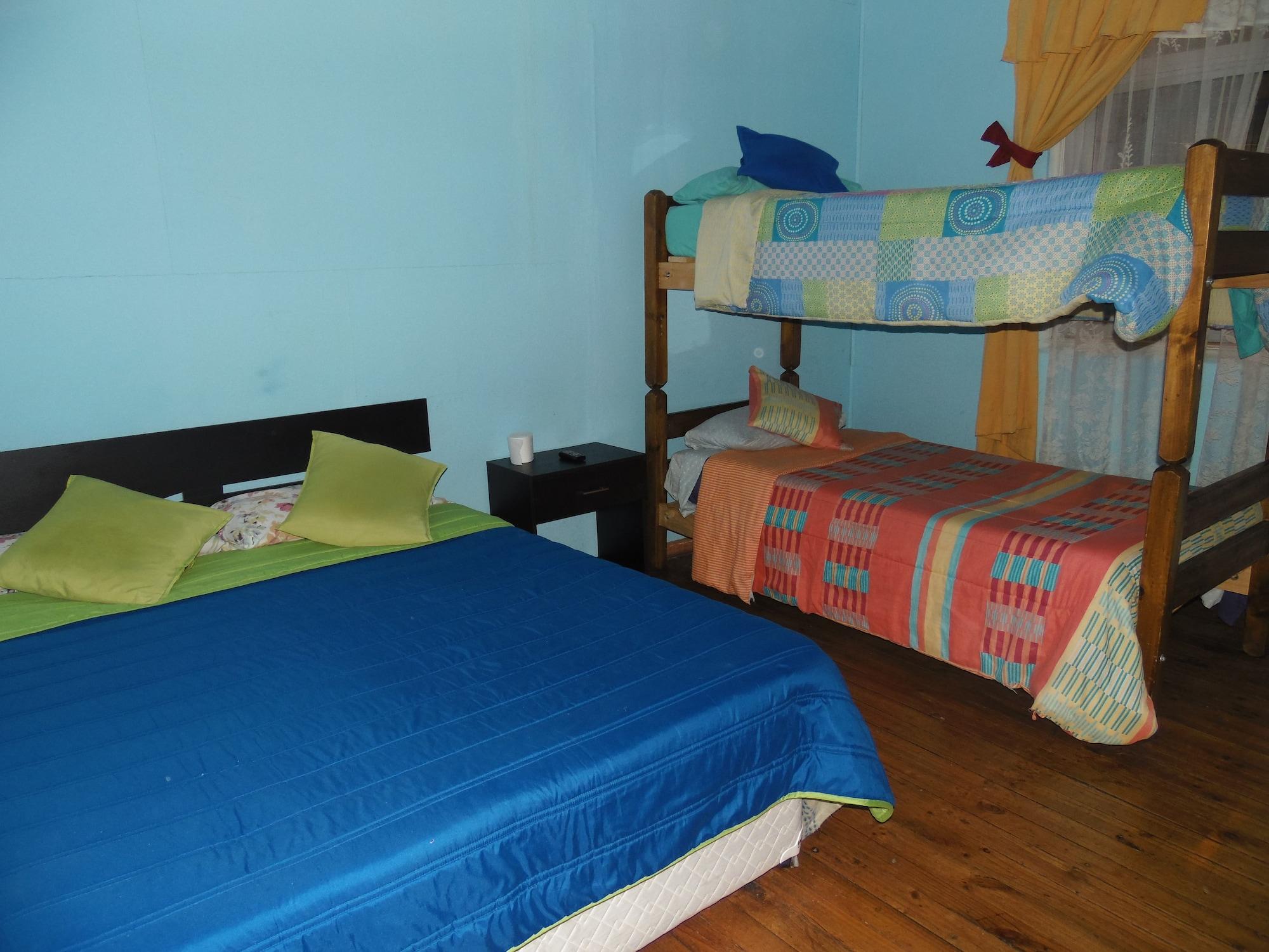 Vista Piscina Hostal Tricontinental