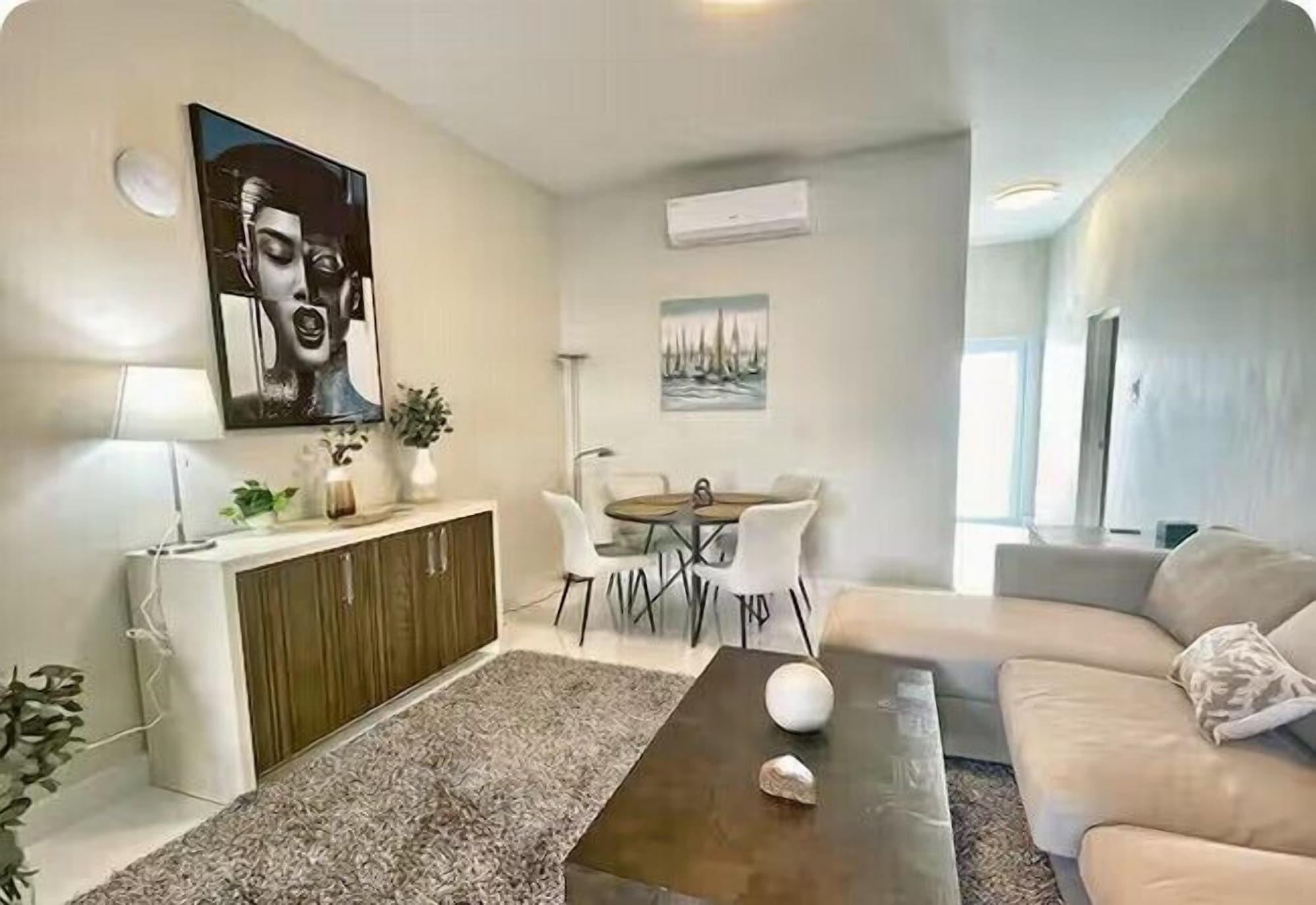 Comodidades del Alojamiento Breathtaking 3-Br Beachside Apt