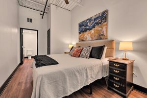 Alquiler Vacacional - NEW LISTING- Bridges of the Brazos- Dwtn Condo w/ Views, 3blk to Magnolia