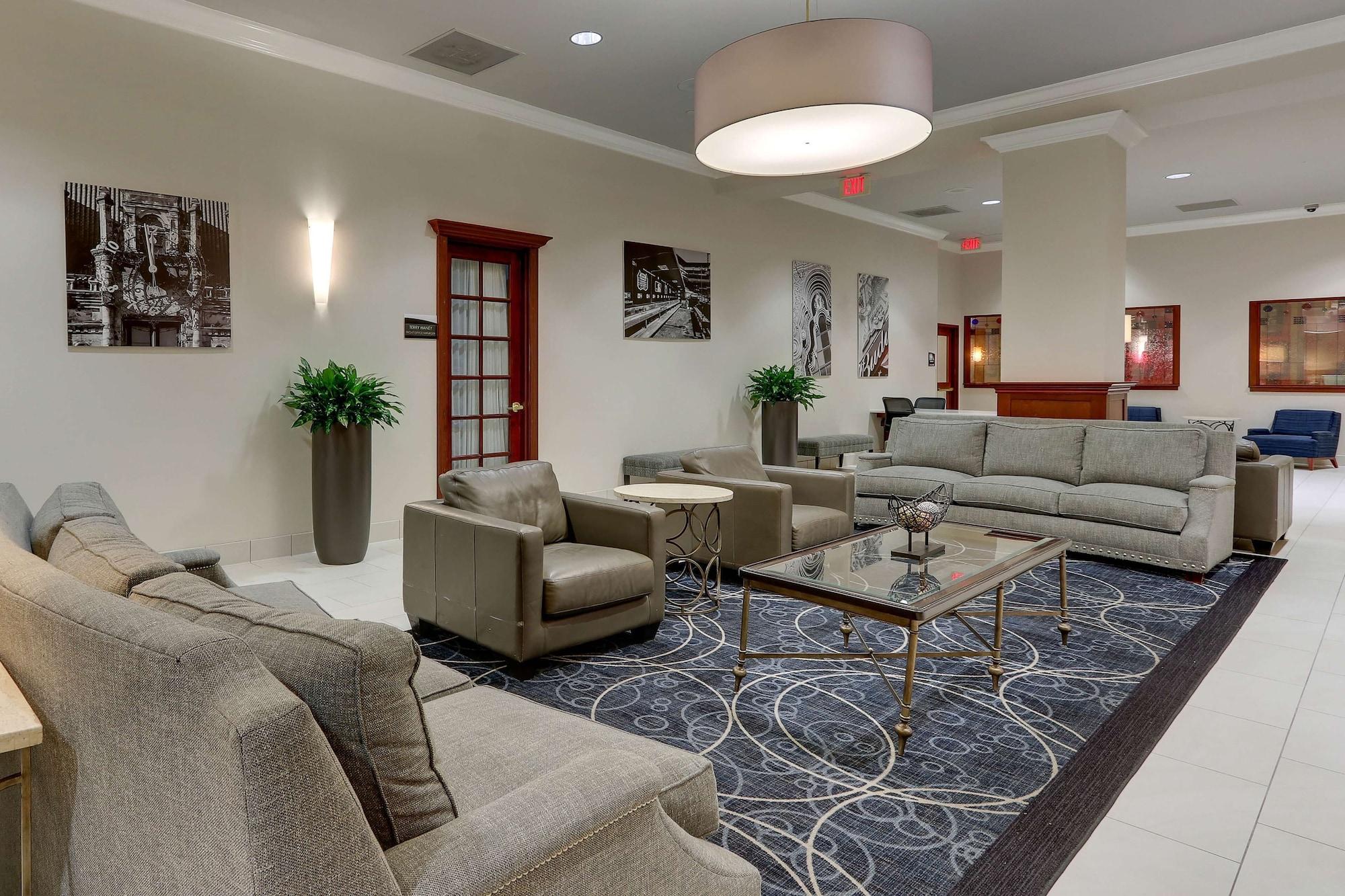 Vista Lobby DoubleTree by Hilton St. Louis Forest Park