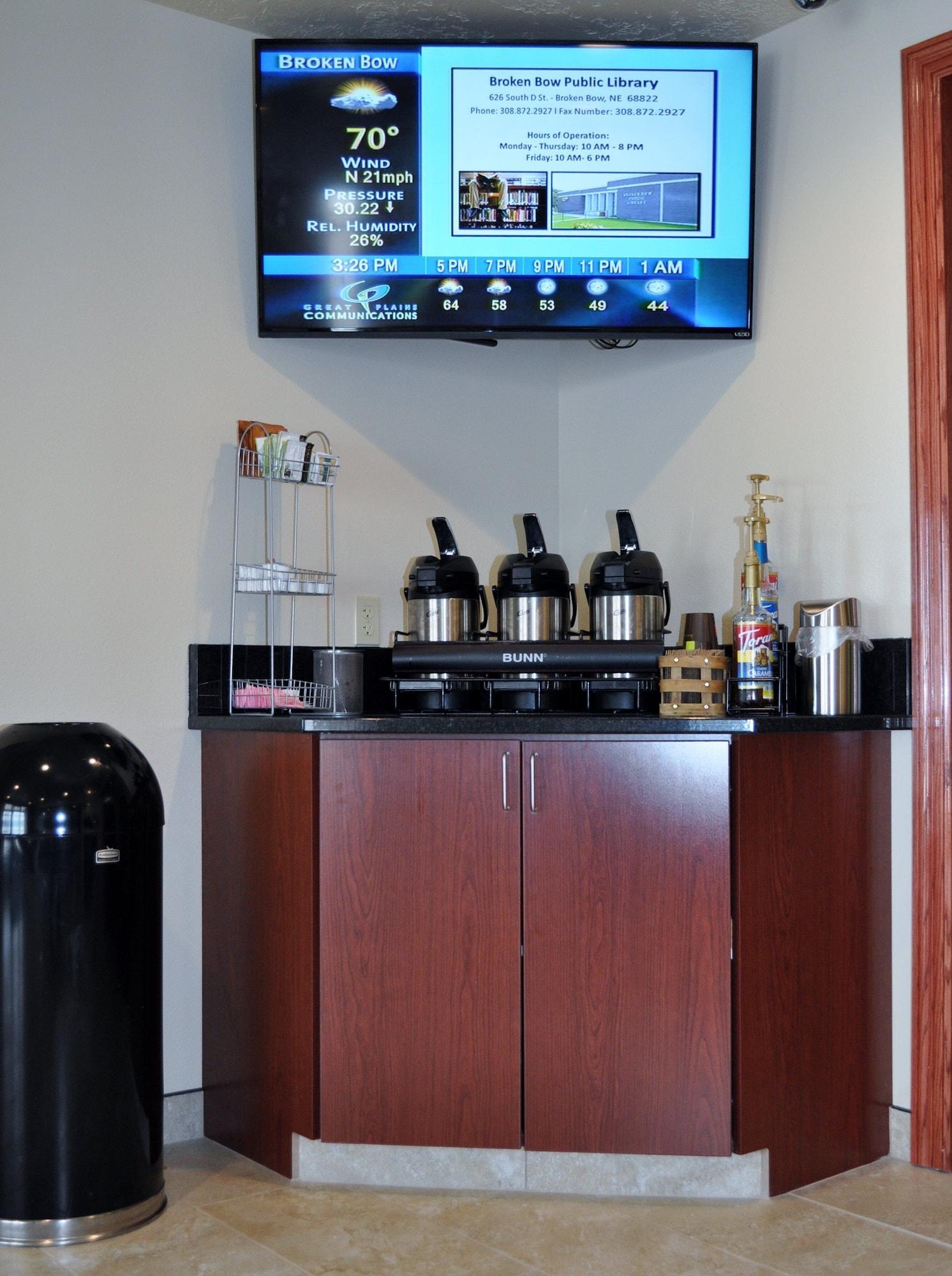 Bar/Salón Boarders Inn & Suites by Cobblestone Hotels – Broken Bow