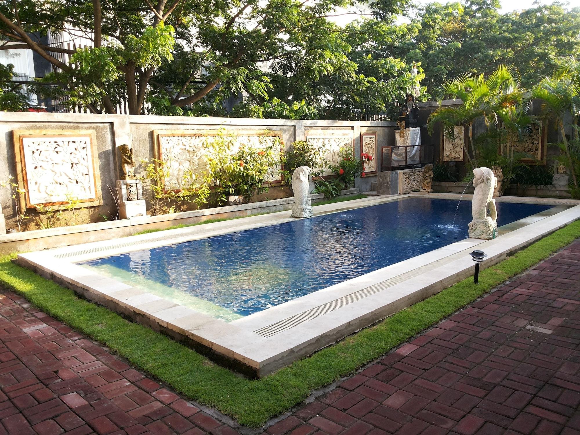 Vista Piscina Hotel Puri Mimi