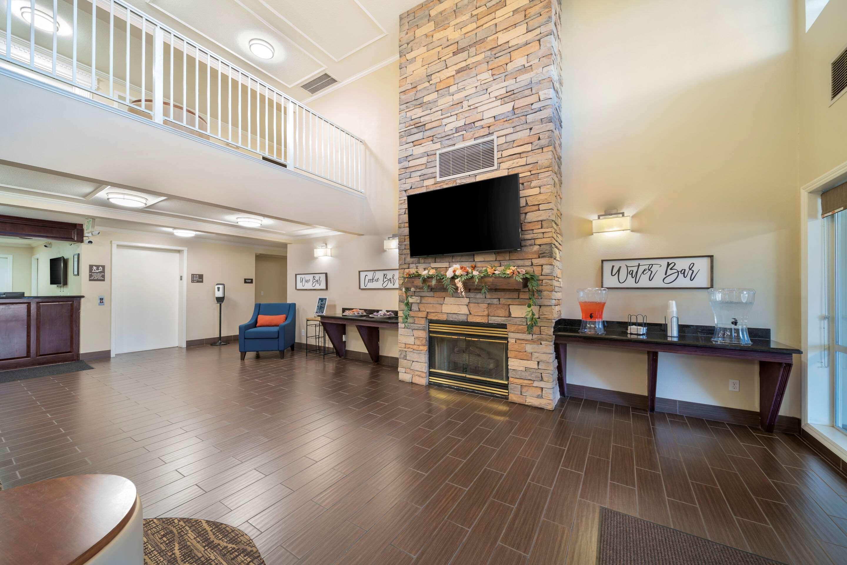 Vista Lobby Comfort Suites Red Bluff near I-5