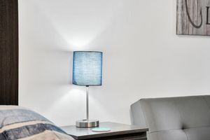 Alquiler Vacacional - Room #10: Updated King Suite w/small couch