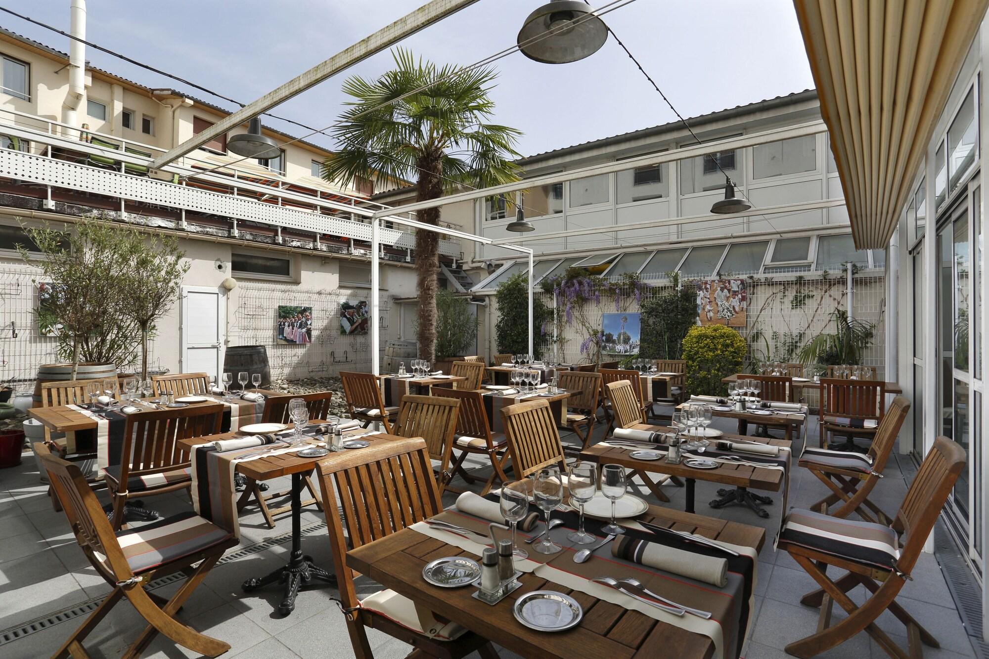 Restaurant The Originals City, Hôtel Les Thermes de l'Avenue
