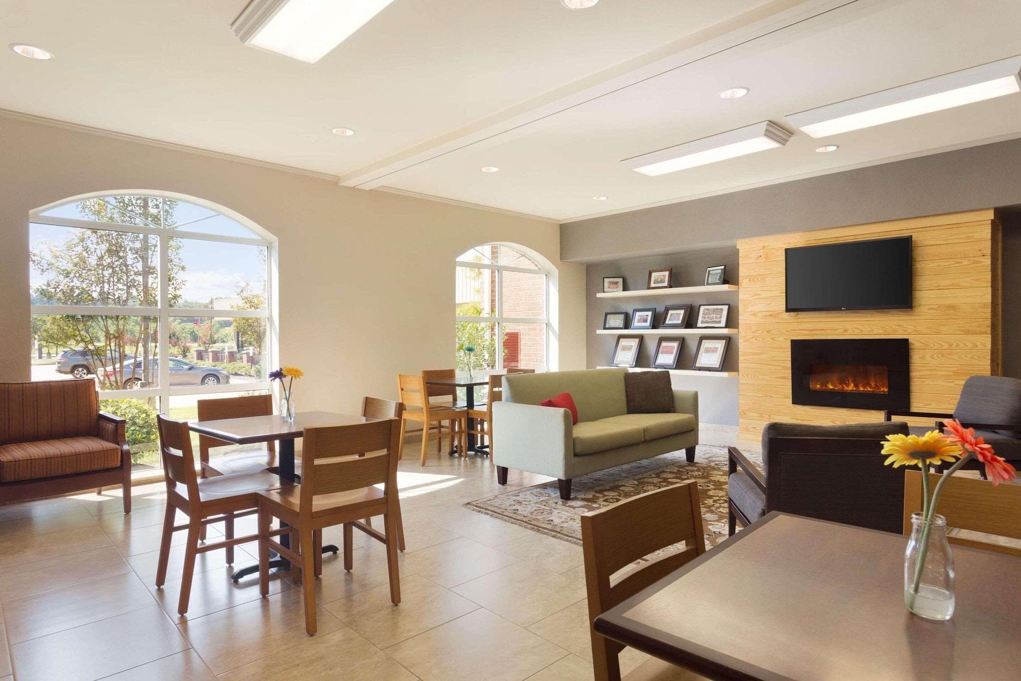 Vista Lobby Country Inn & Suites by Radisson, Pineville, LA