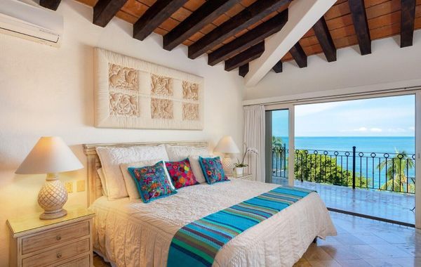 Beautiful Private Beachfront Villa Close to Town, Staff & Airport Transfers incl - Hoteles con parque acuático en Puerto Vallarta, México