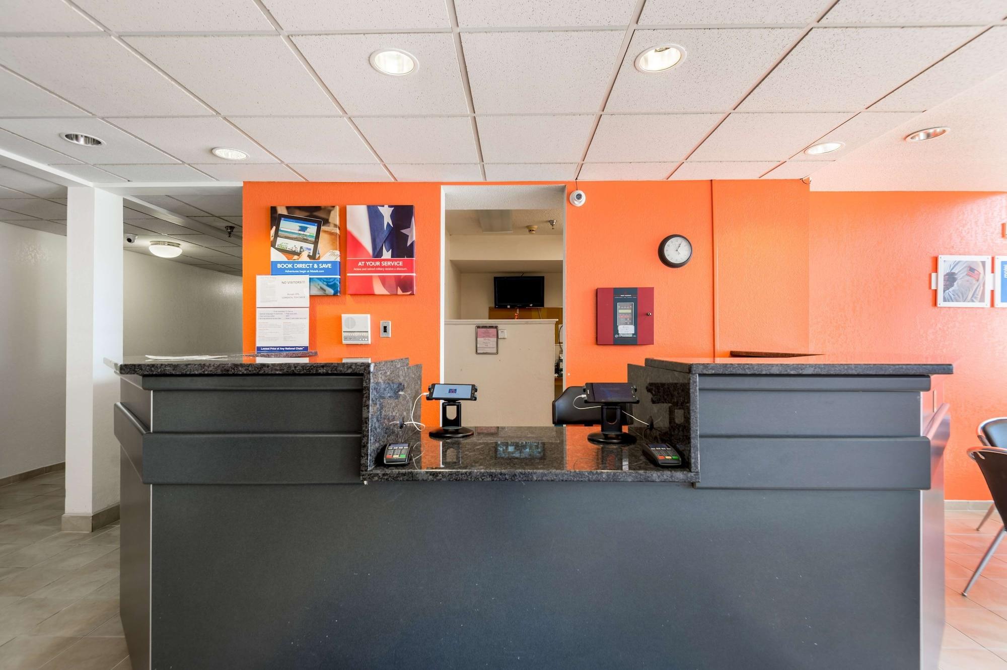 Vista Lobby Motel 6 Olathe, KS