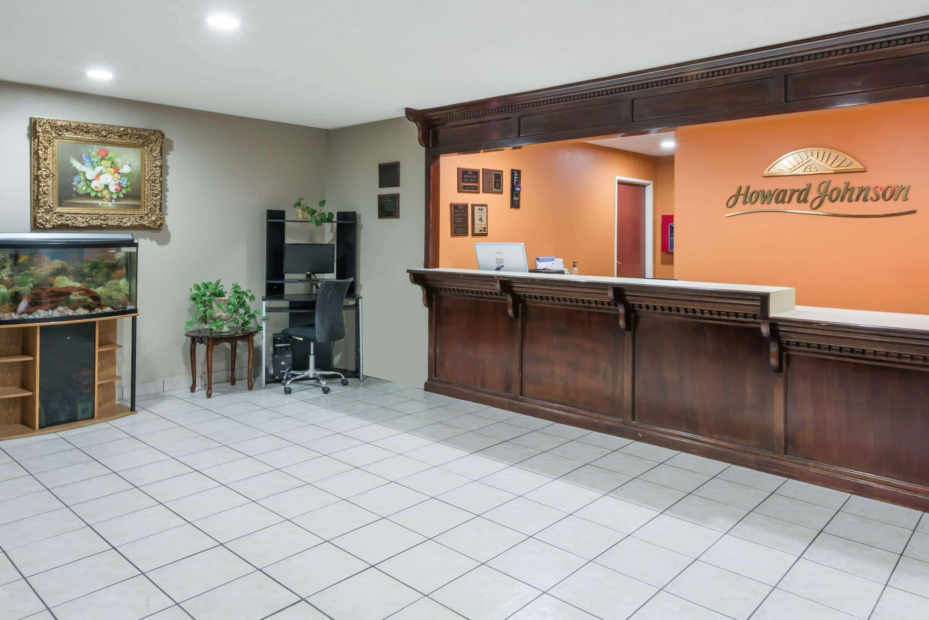 Vista Lobby Howard Johnson by Wyndham Iowa LA