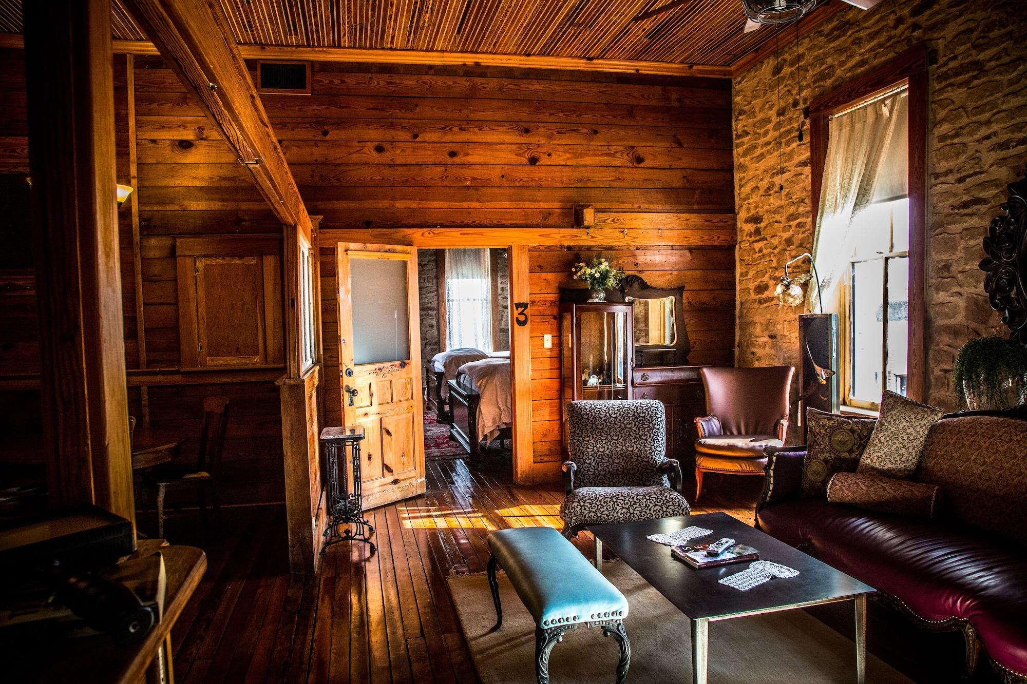 Varios Hico's Upstairs Inn