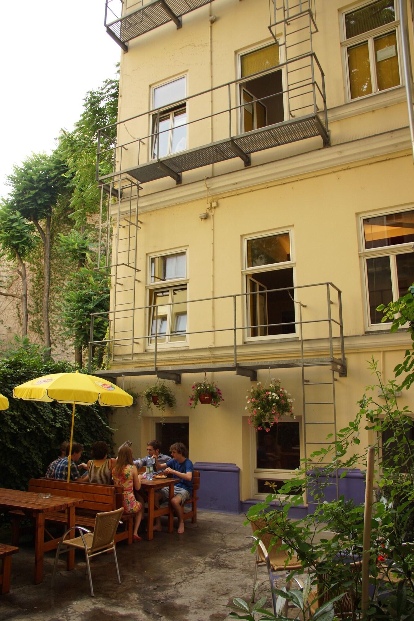 Vista da fachada Westend City Hostel GmbH