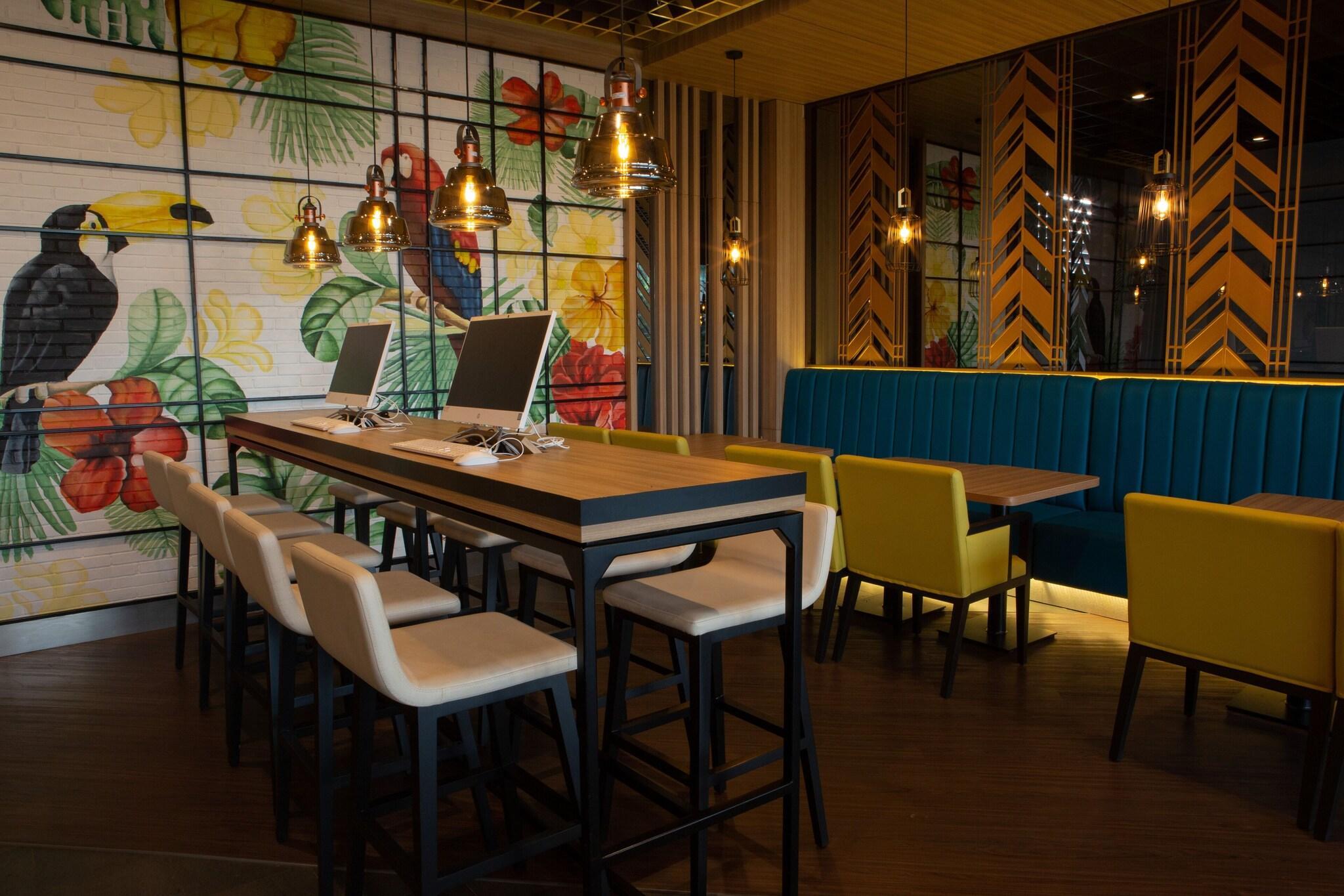 Bar/Salón Avenzel Hotel & Convention Cibubur