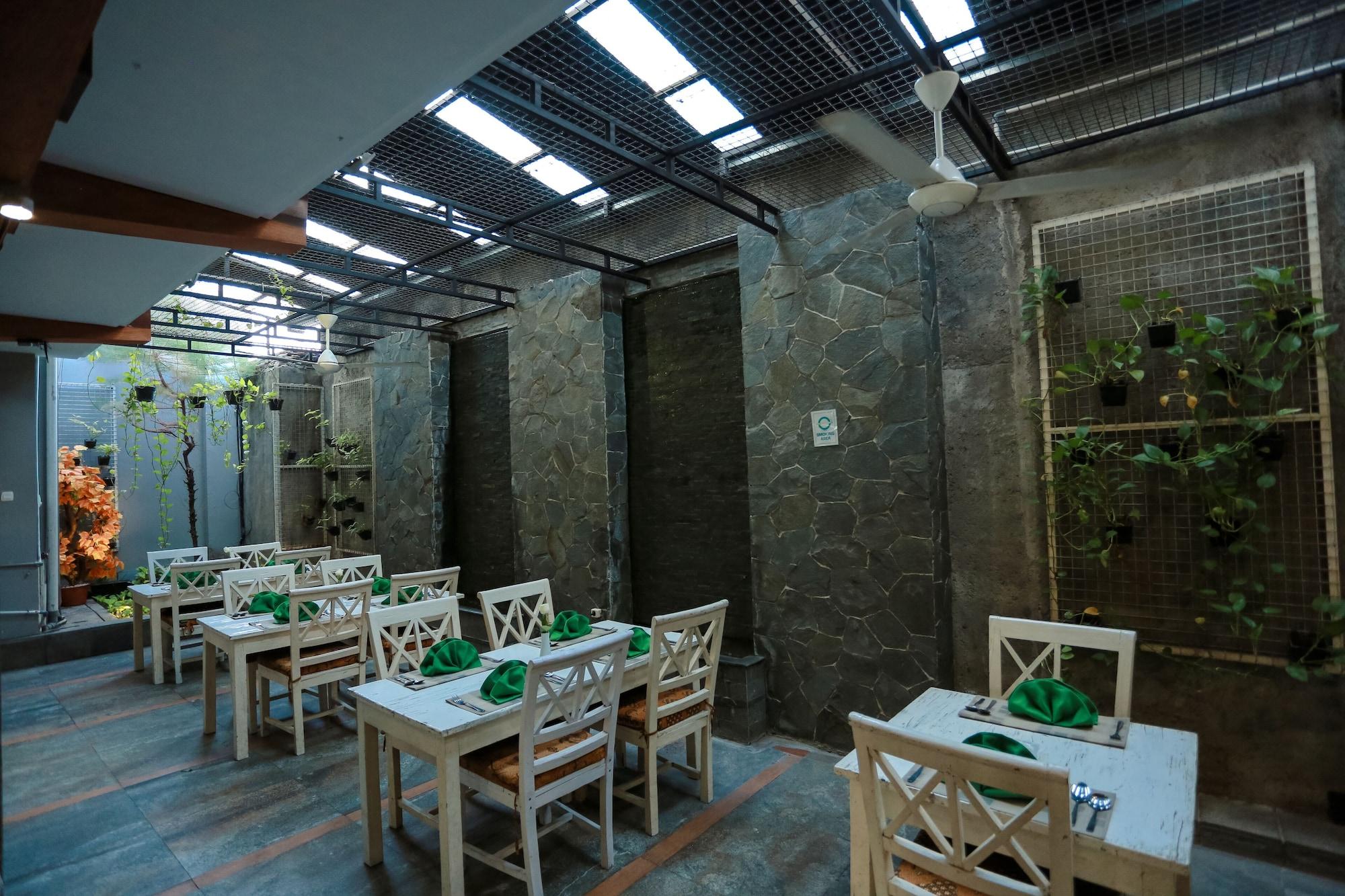 Restaurant Loji Hotel Solo by Wstay