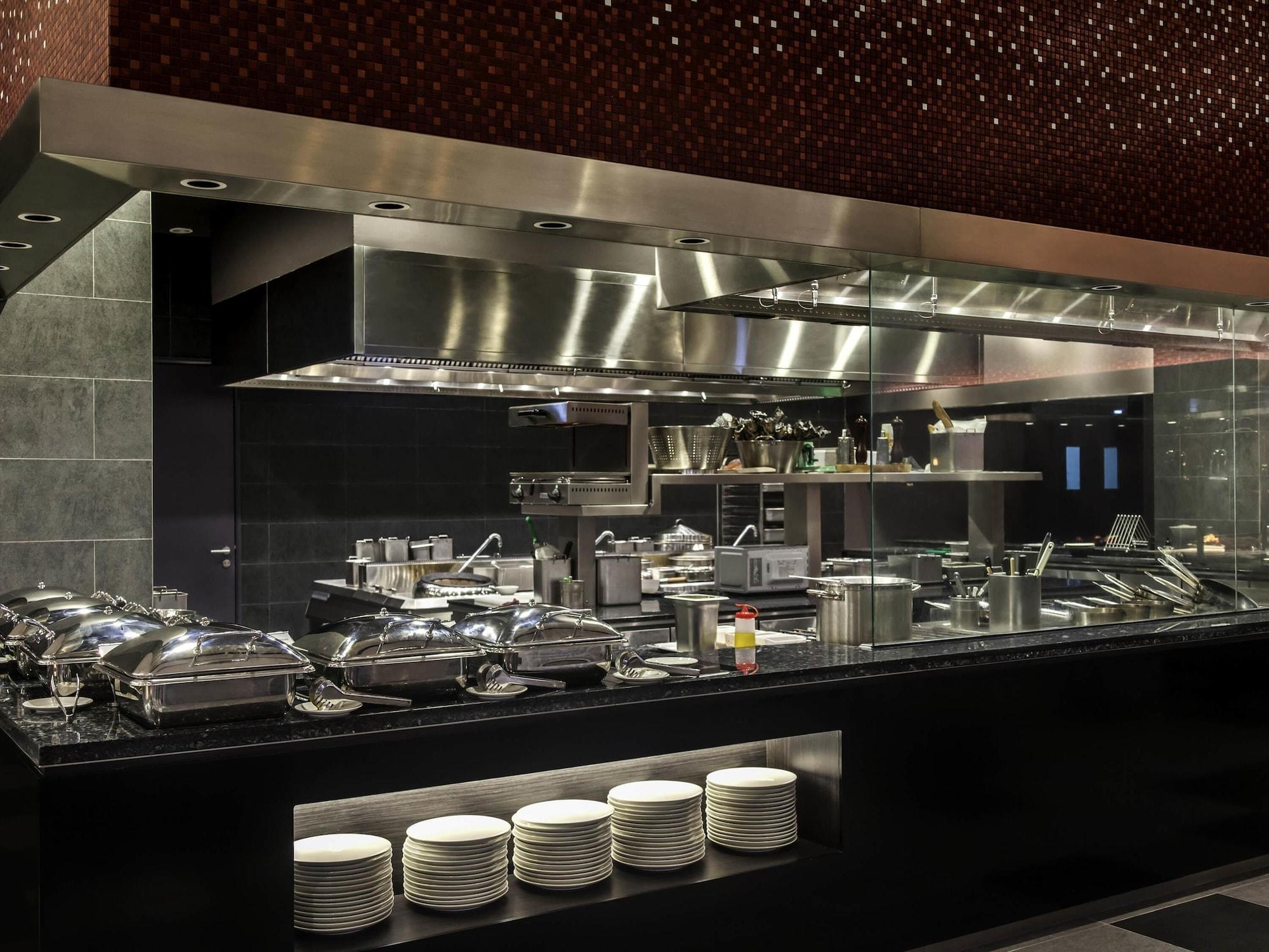 Restaurant Pullman Miri Waterfront