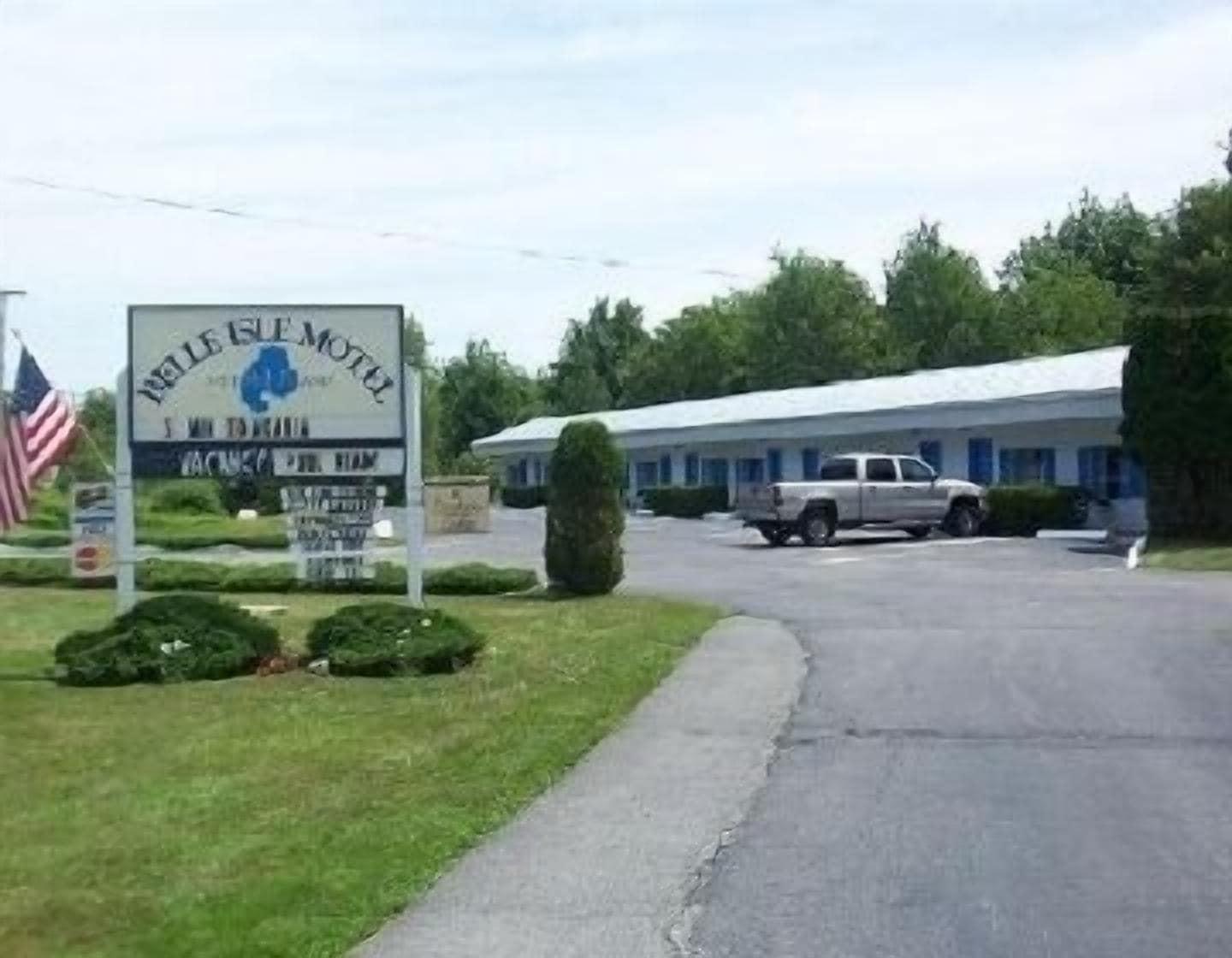 Varios Belle Isle Motel