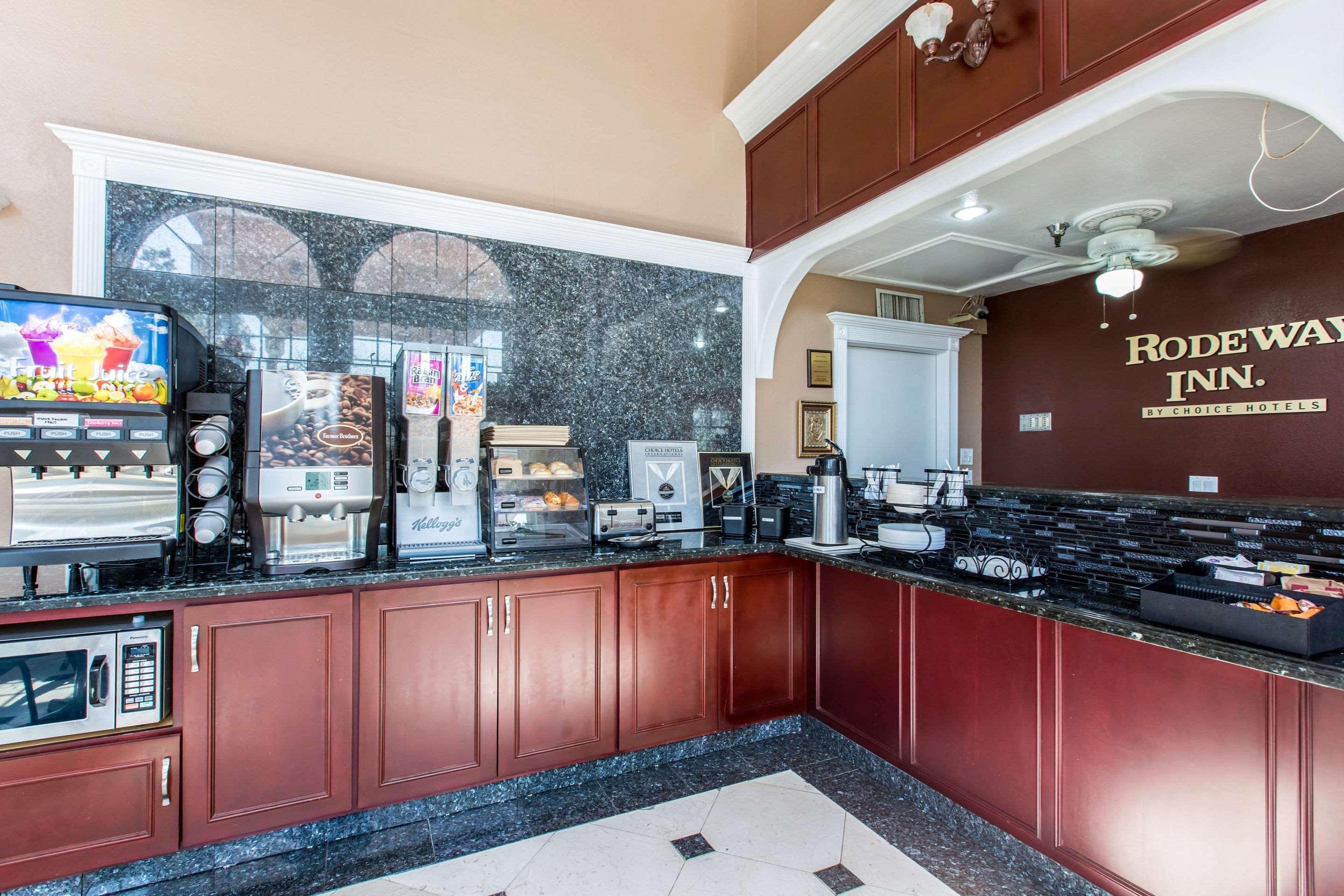 Restaurant Rodeway Inn Cypress