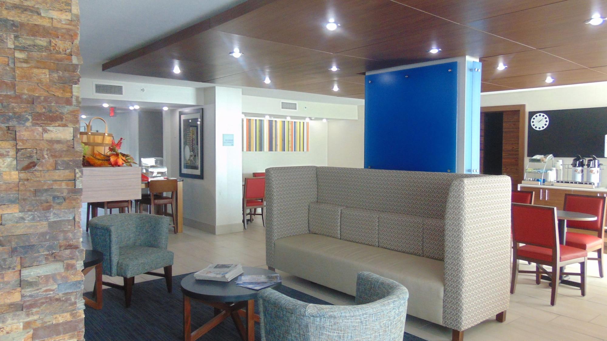 Vista Lobby Holiday Inn Express & Suites Wapakoneta by IHG