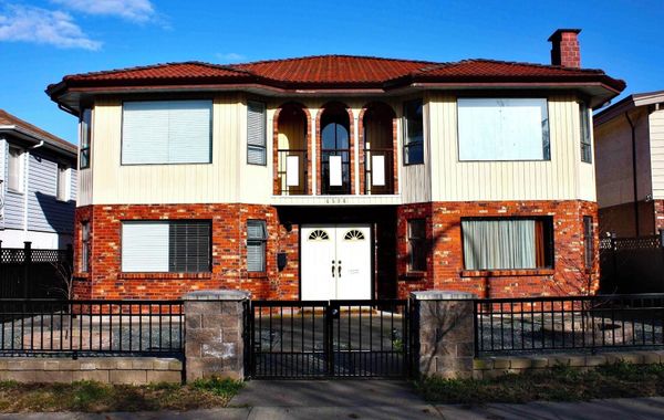Neocolonial Nouveau Kensington Vacation Home