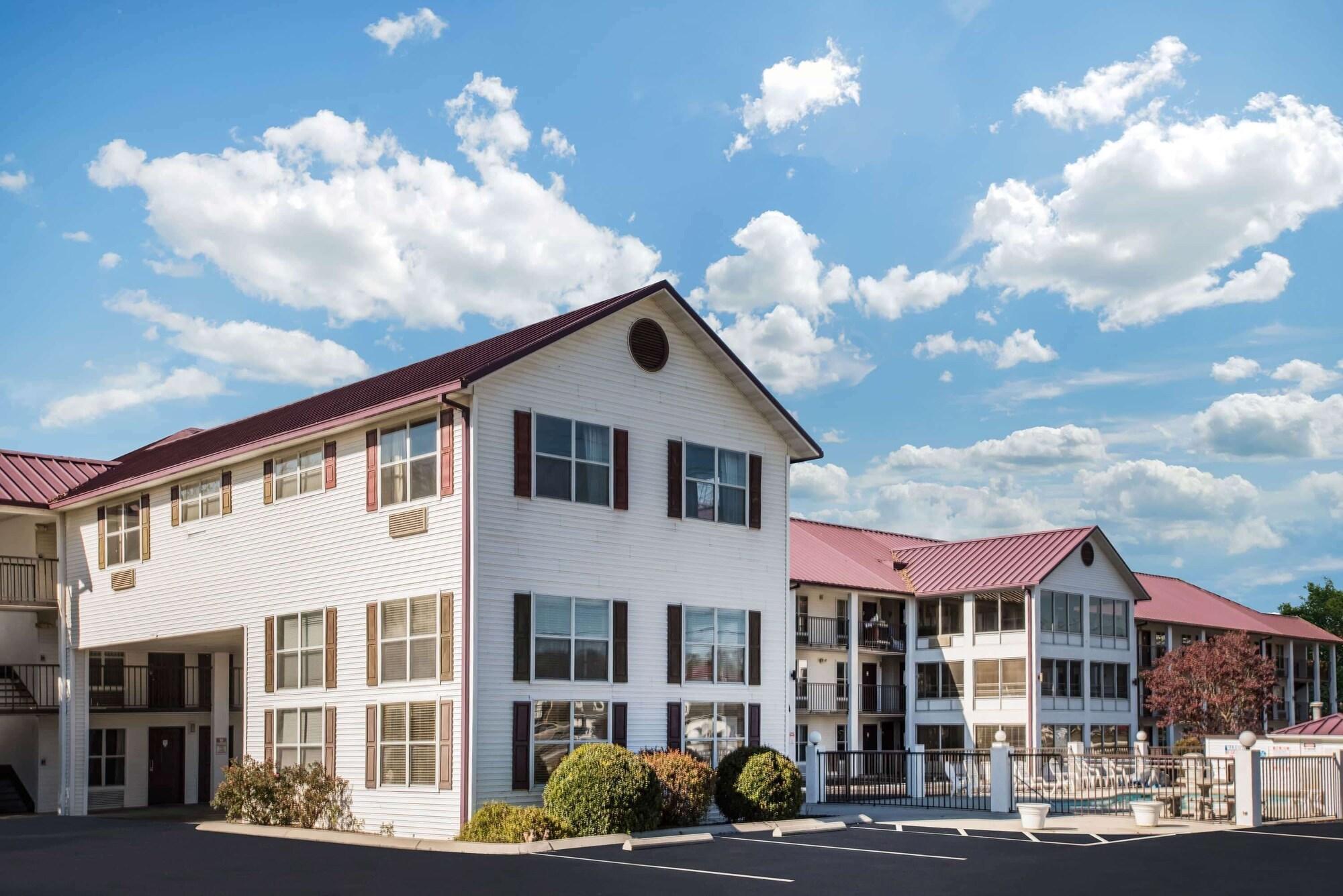 Vista Exterior Super 8 by Wyndham Sevierville Riverside