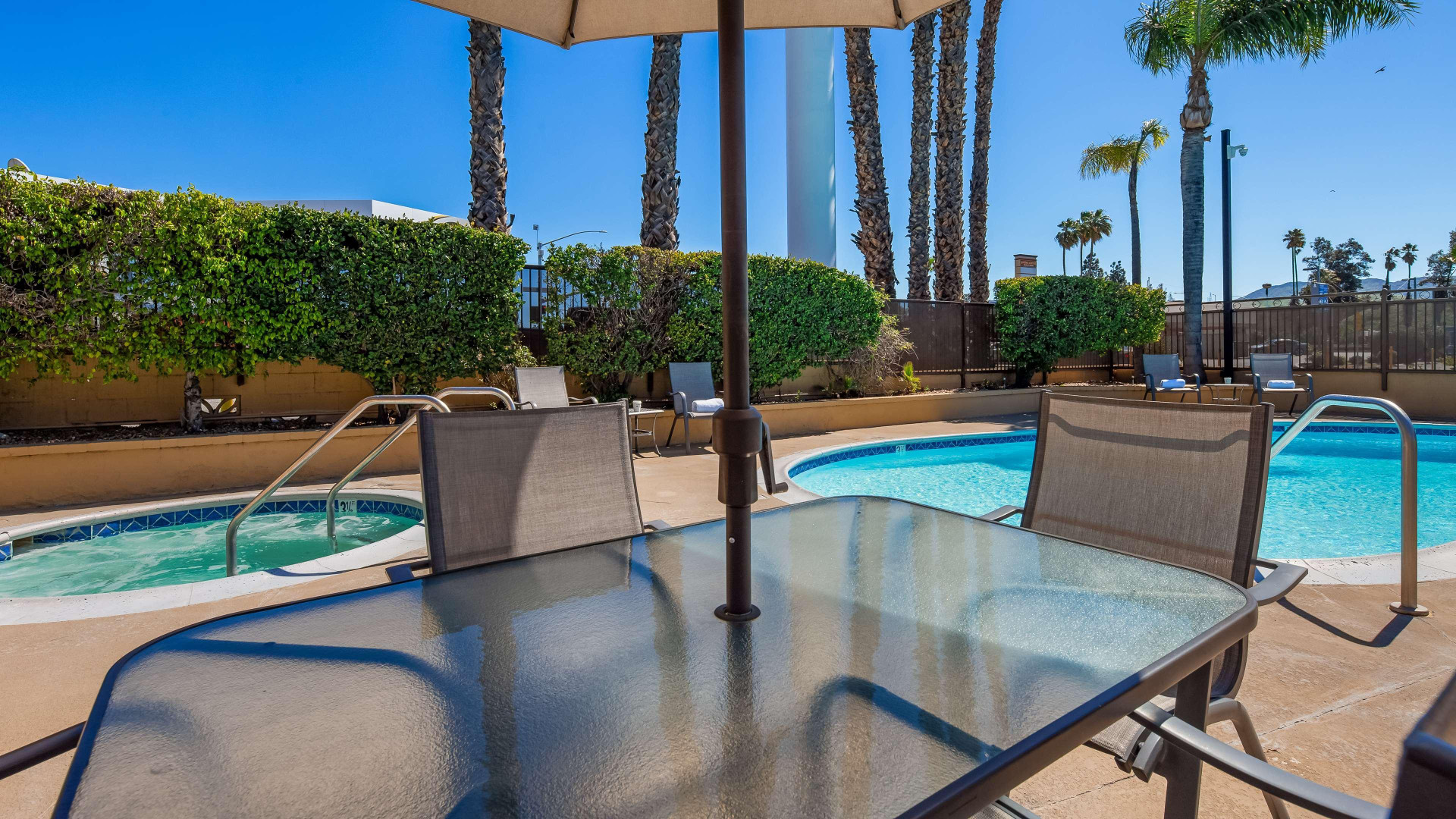 Vista Piscina SureStay Plus by Best Western San Bernardino South