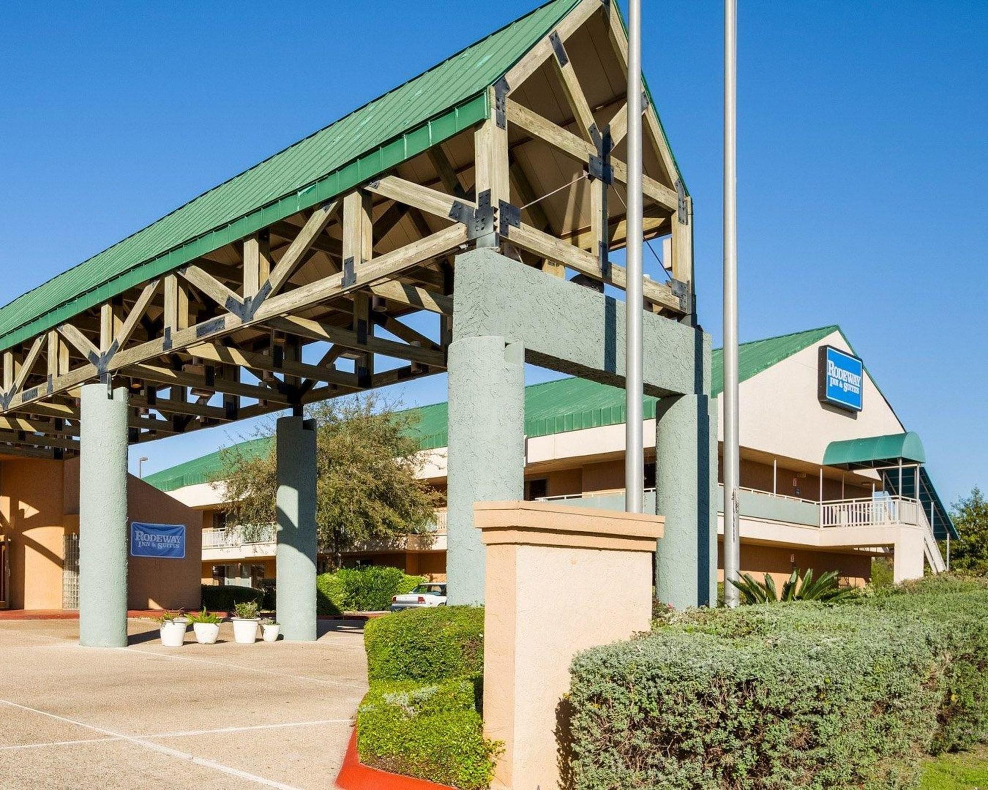Vista Exterior Rodeway Inn & Suites South of Fiesta Park