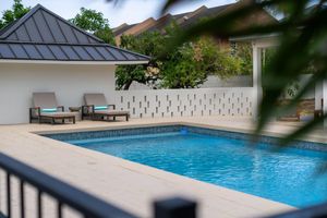 Renta Vacacional - 5BR Luxe Retreat in Runaway Bay Private Pool Beach Access