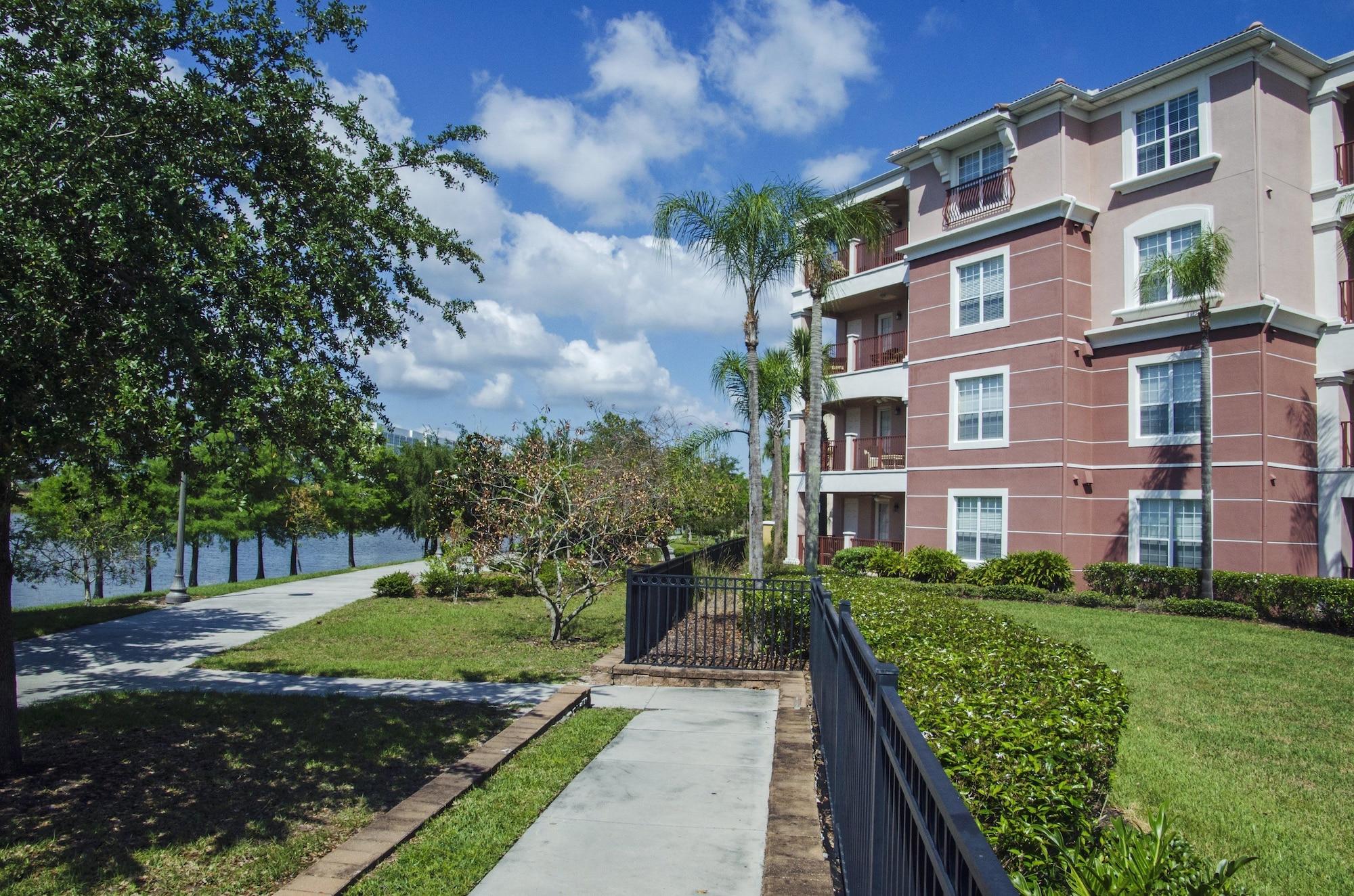 Vista Exterior NEW Tastefully Designed Town Home. Close to Attractions, Steps From Convention Center! 3br/3ba #3vc138